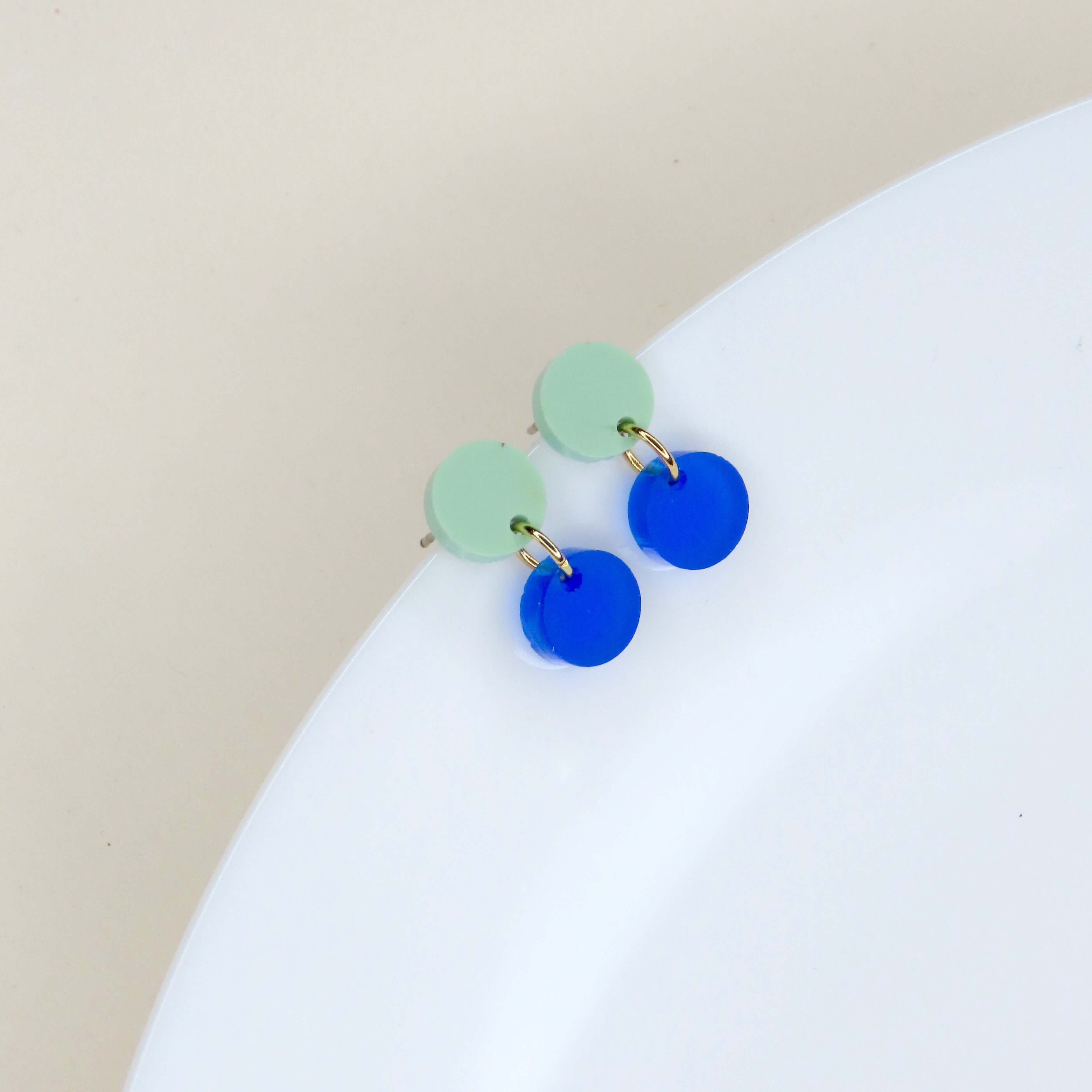 Dotty Acryl Ohrringe in hellgrün tiefblau