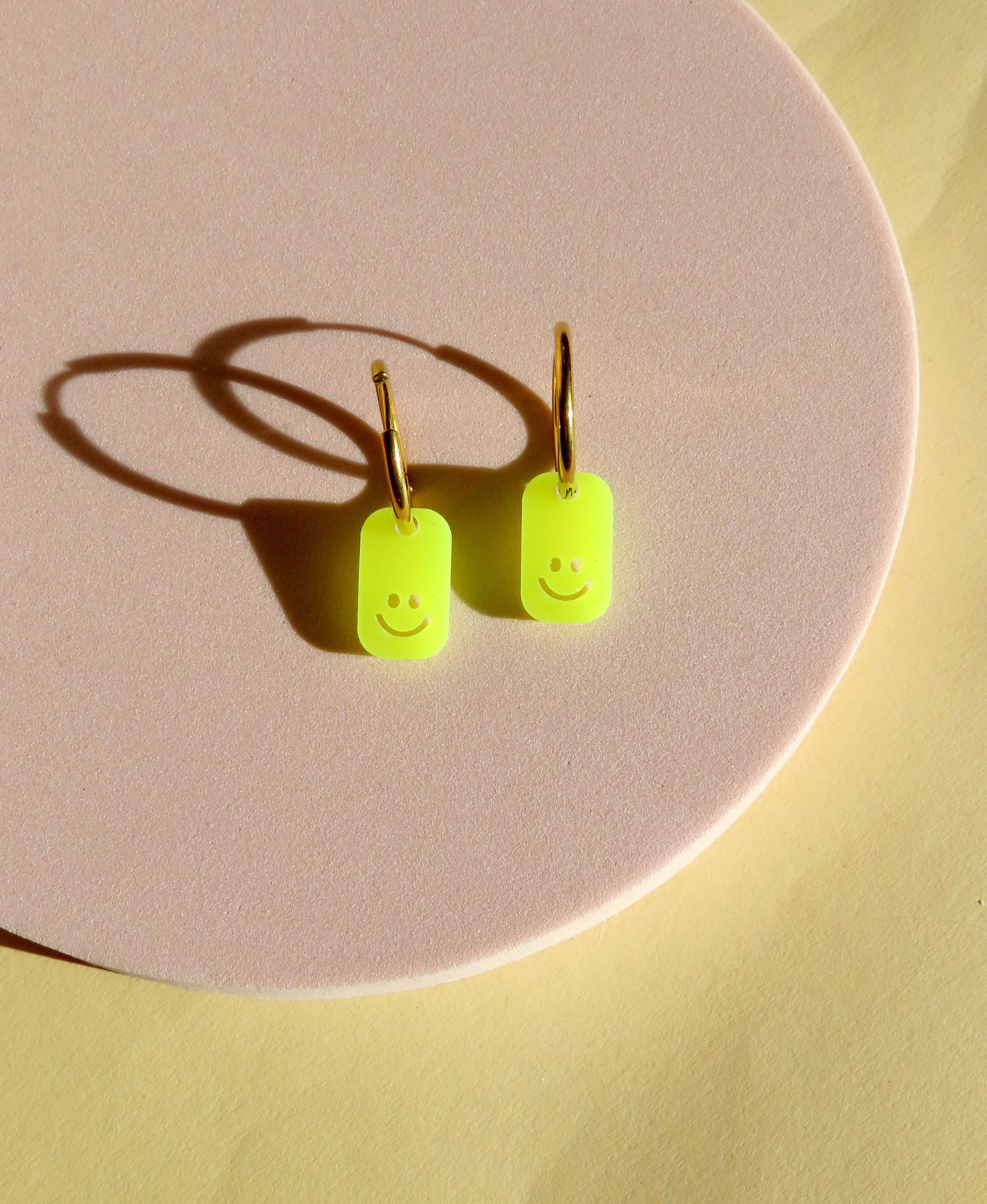 Eckige Neon Smiles Creolen aus Edelstahl