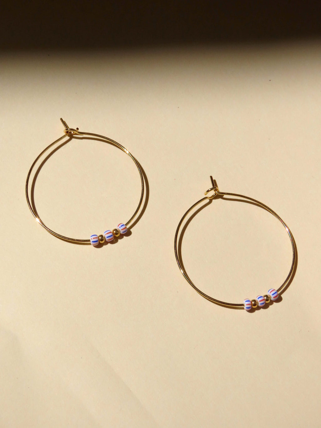 Hoops aus Edelstahl mit gestreiften Rocailles Perlen in blau rot