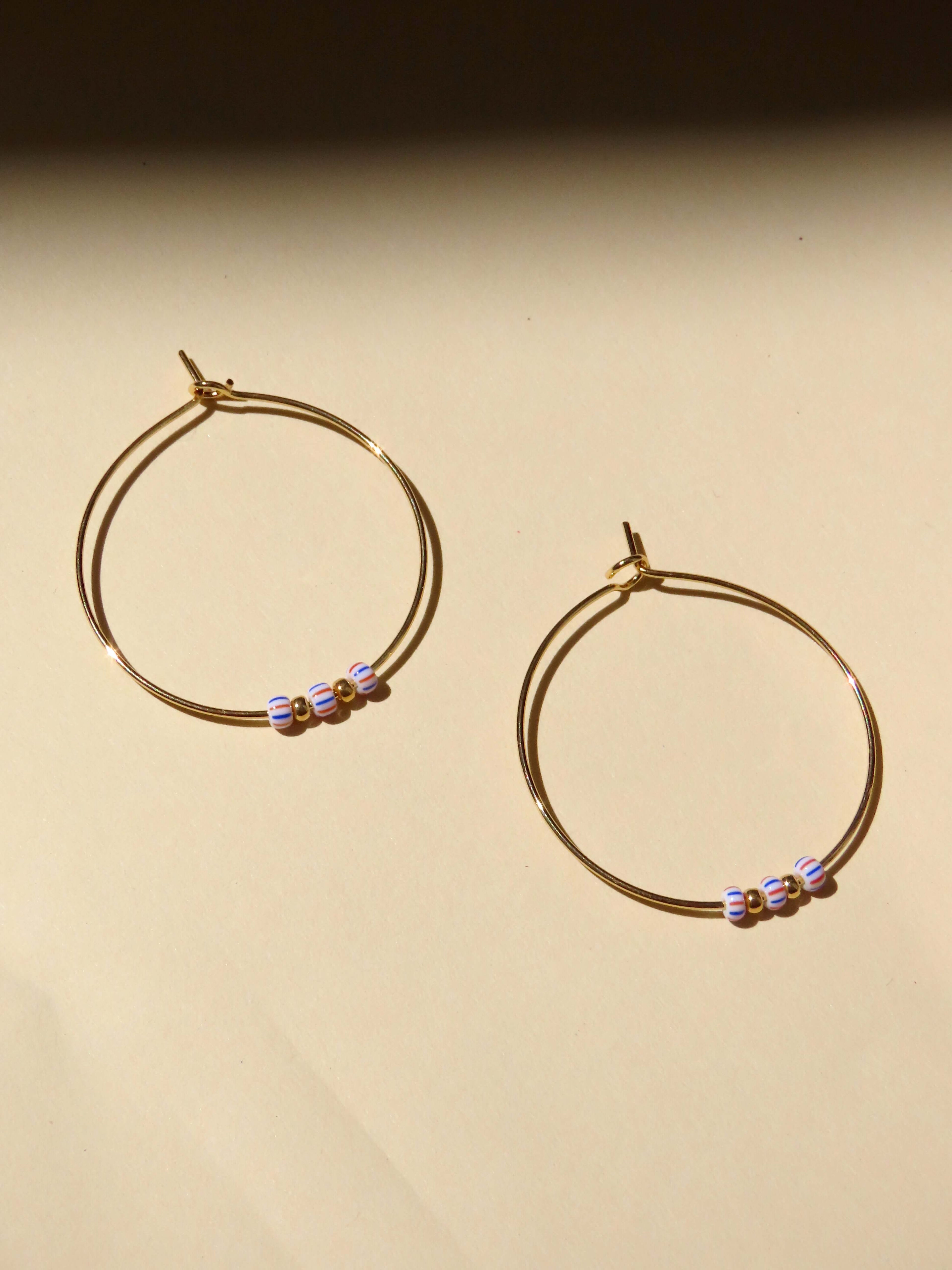 Hoops aus Edelstahl mit gestreiften Rocailles Perlen in blau rot