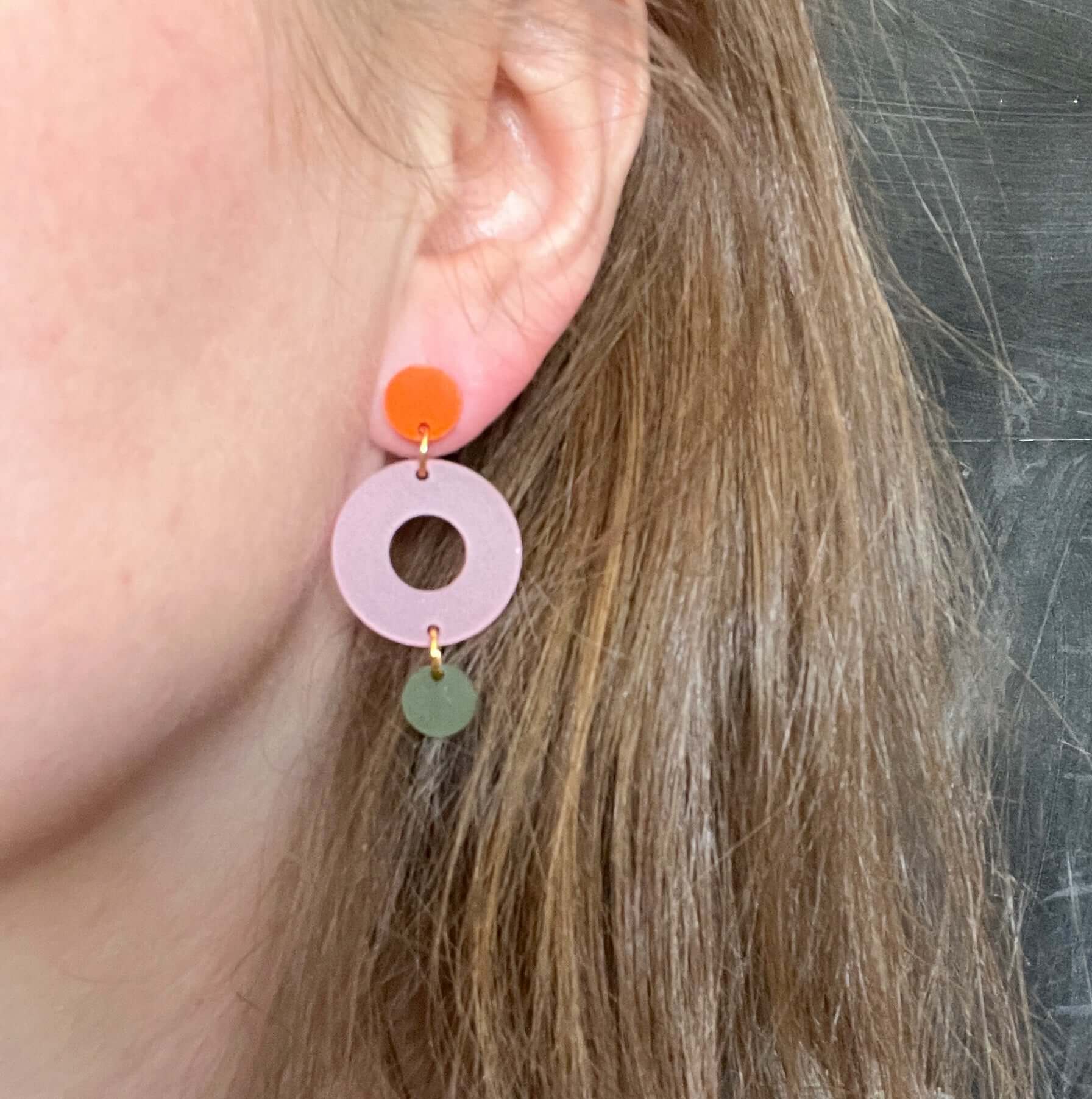 Colorblock Double Circle Ohrstecker in orange, eisrosa und olive transparent