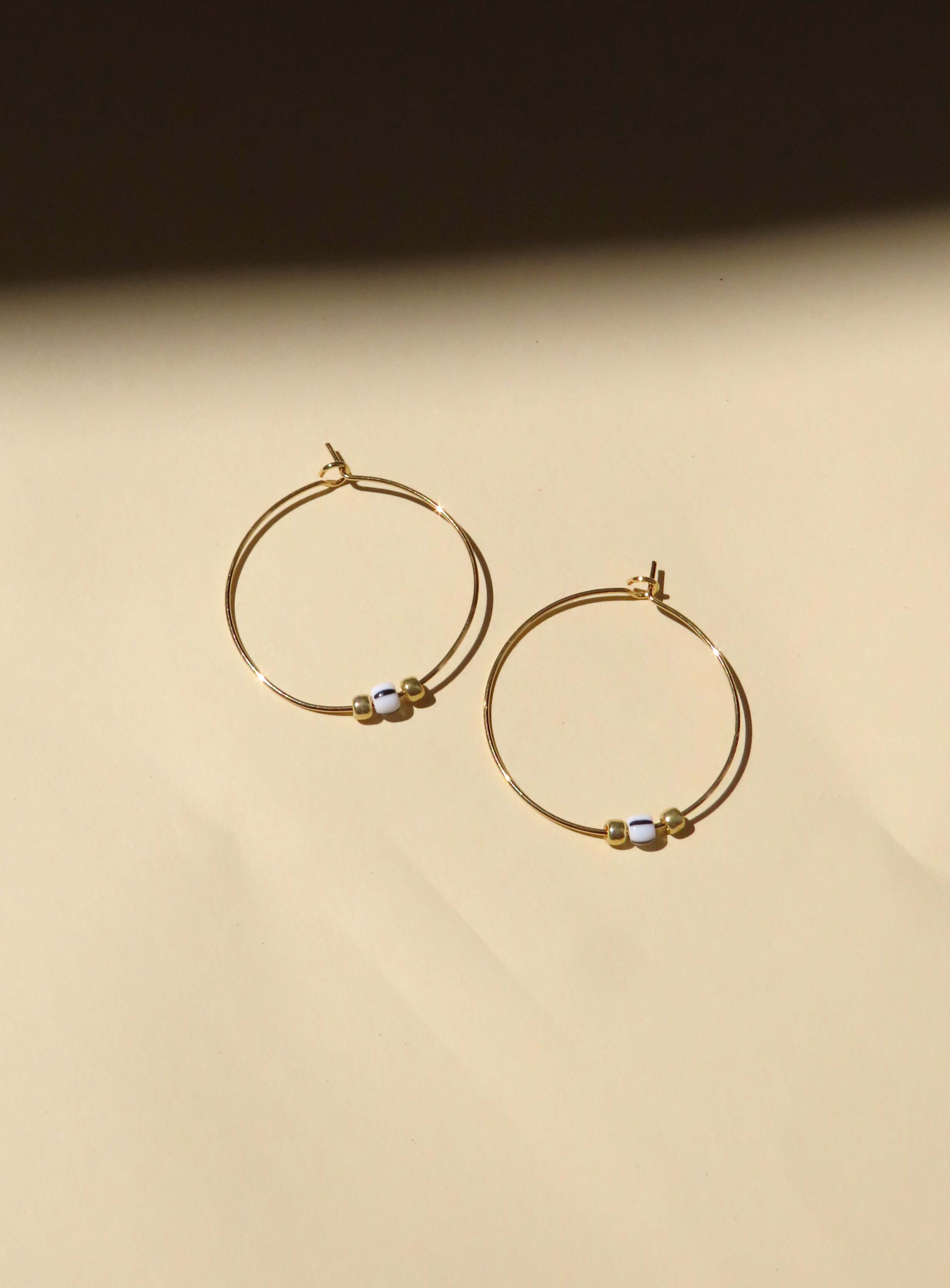 Hoops aus Edelstahl mit schwarz gestreifter Rocailles Perle