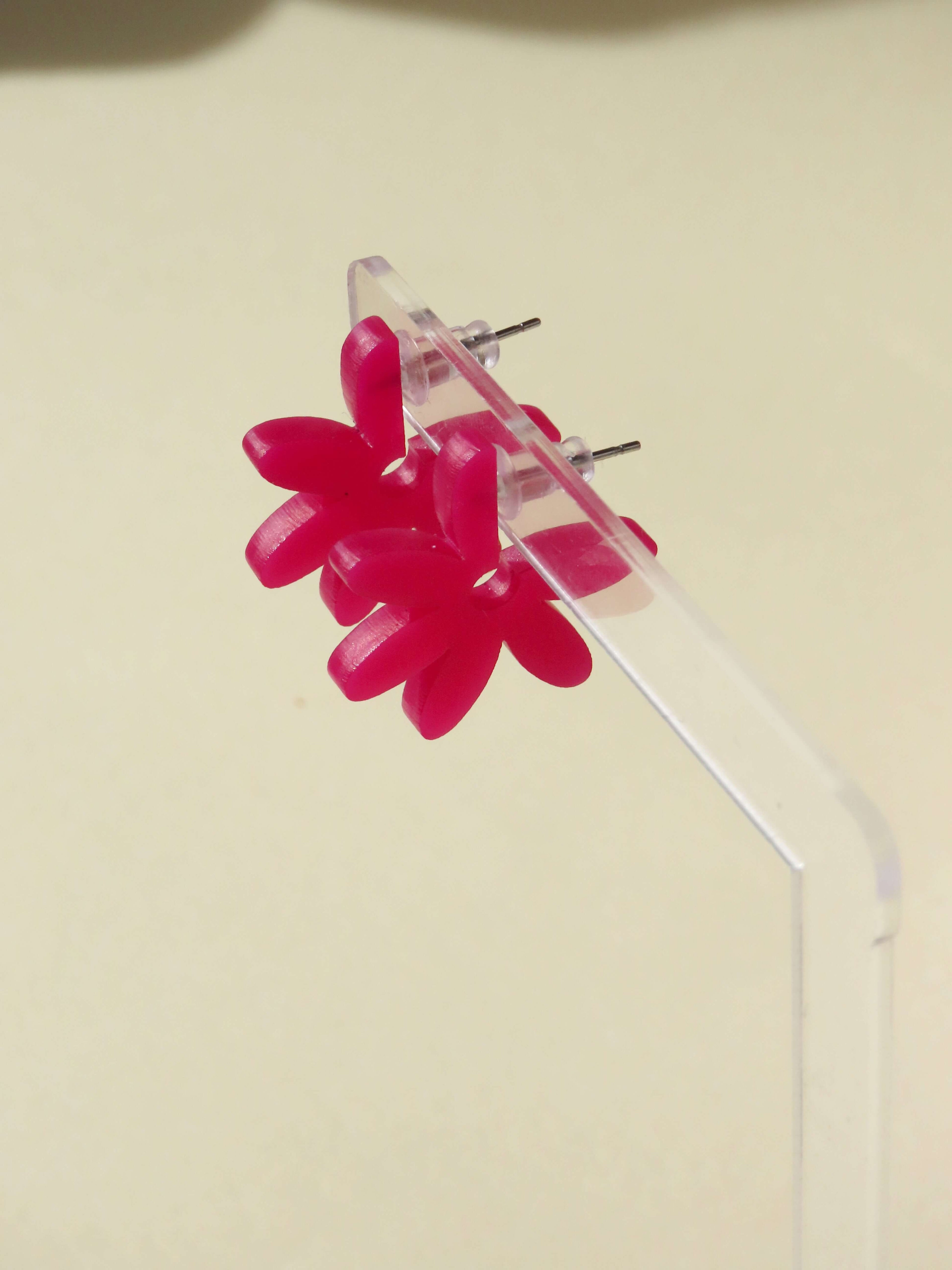 Creolen Flower aus Acryl und Edelstahl in brombeer