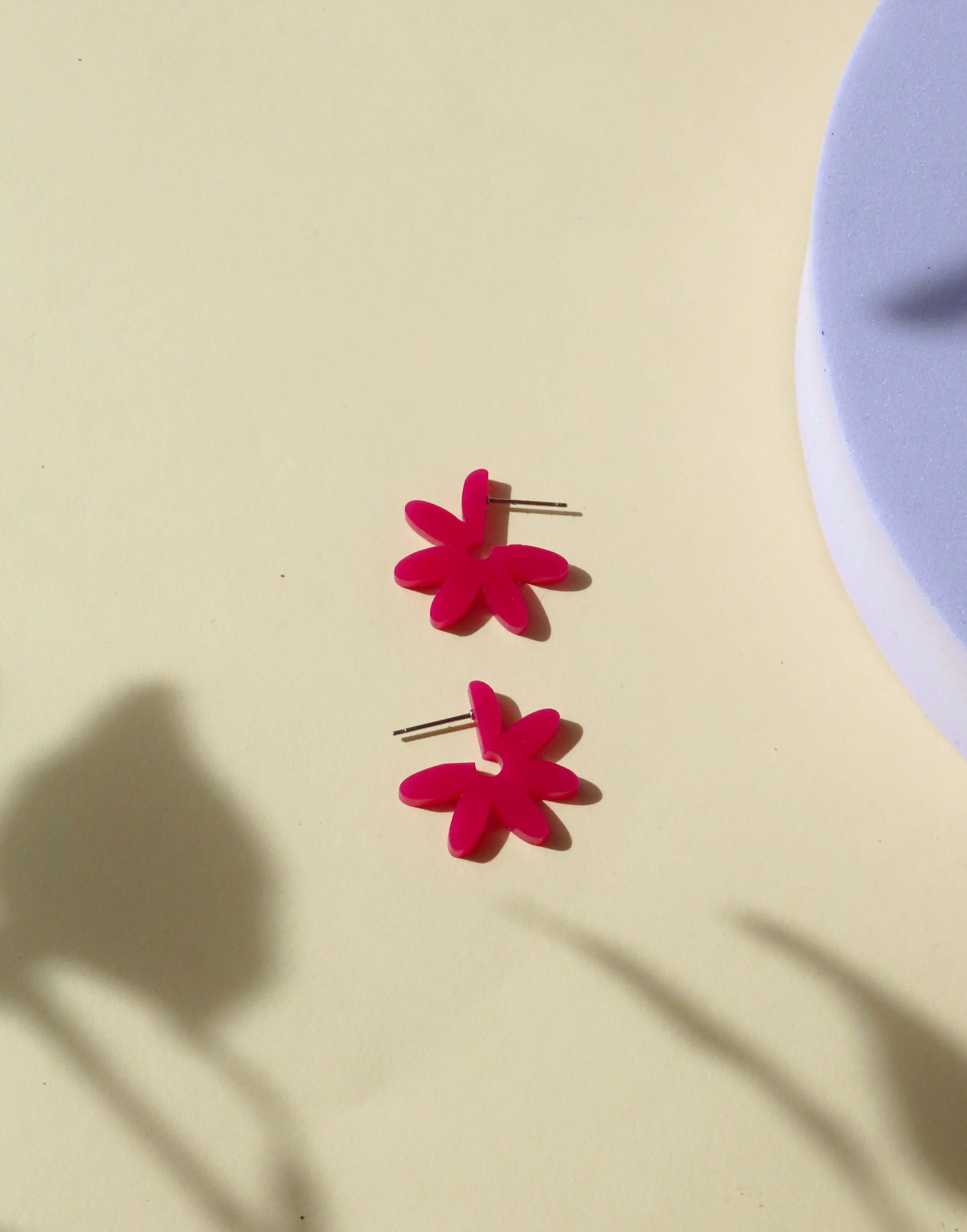 Creolen Flower aus Acryl und Edelstahl in brombeer