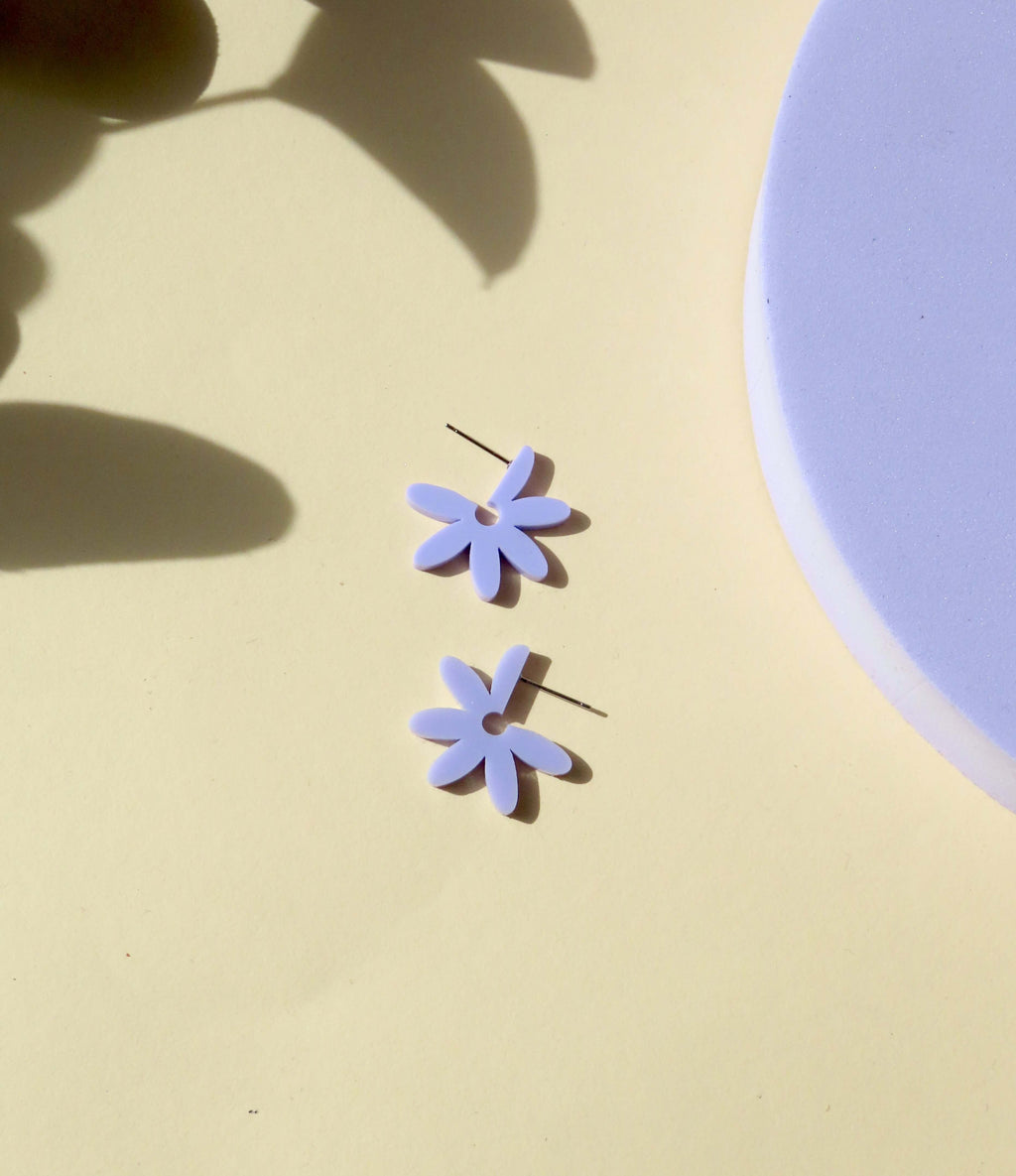 Creolen Flower aus Acryl und Edelstahl in flieder