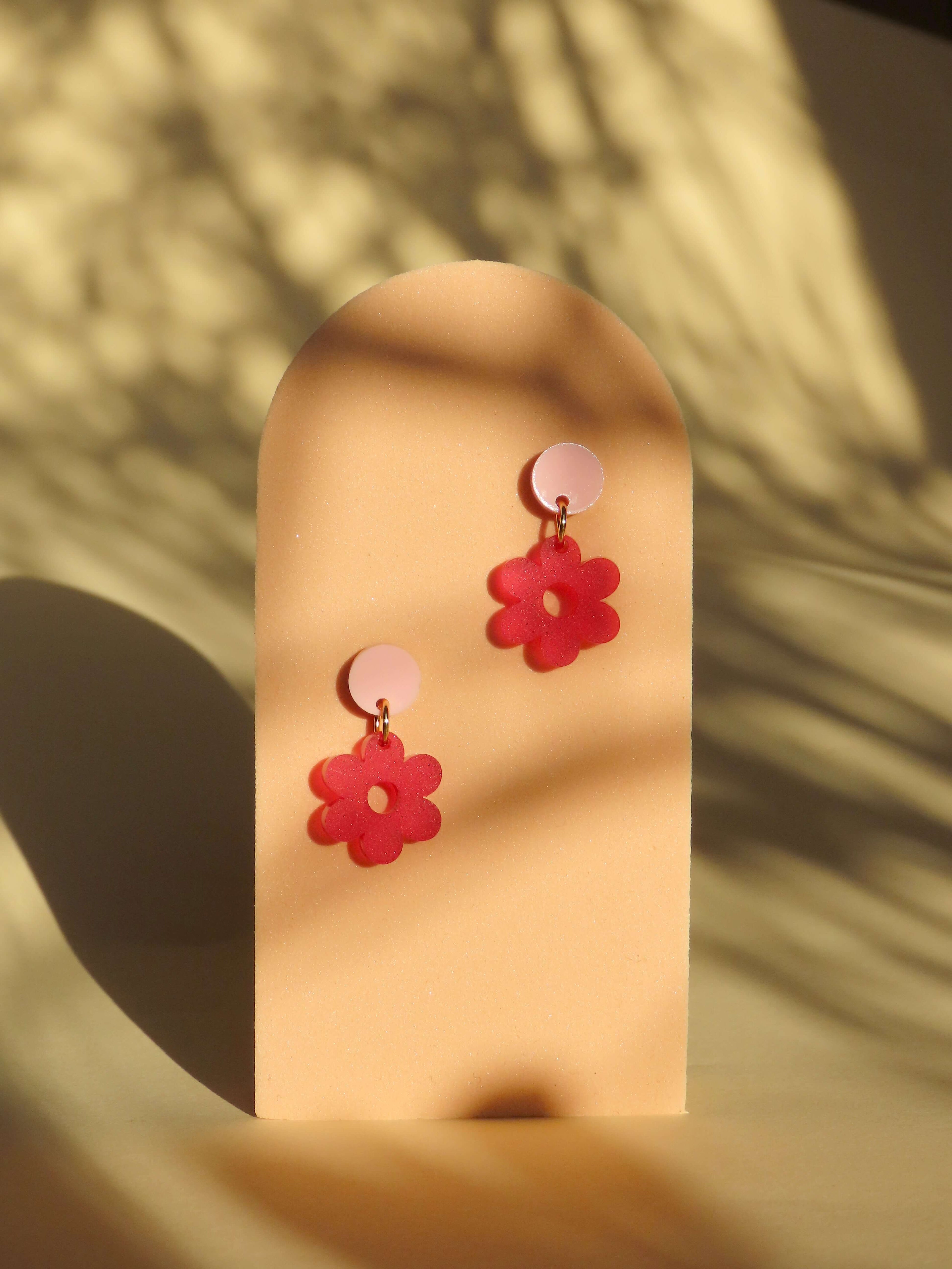 Single Daisy Acryl Ohrringe mit Edelstahlstecker in rosa rot