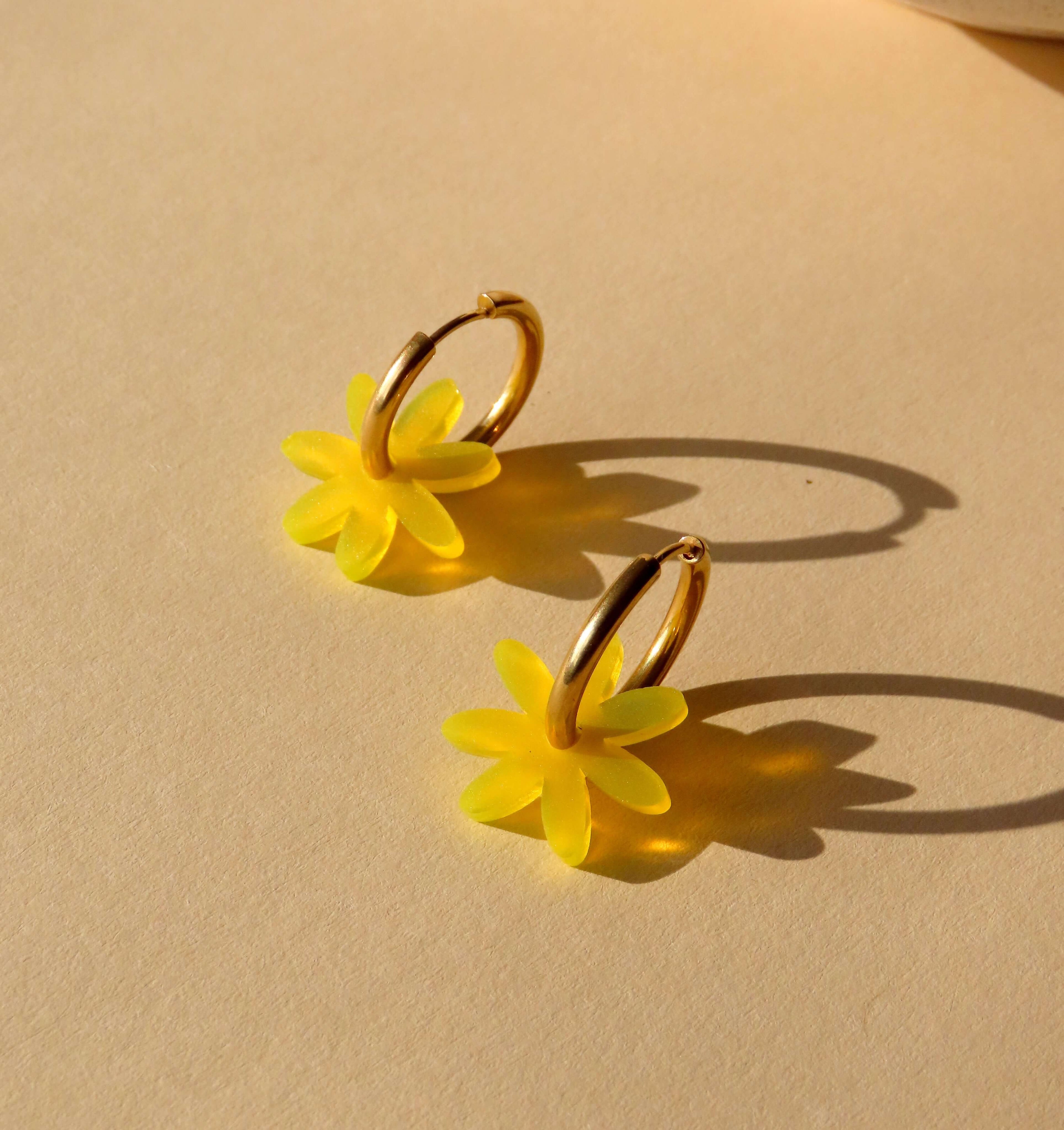 Gelbe Margarite Edelstahl Hoops