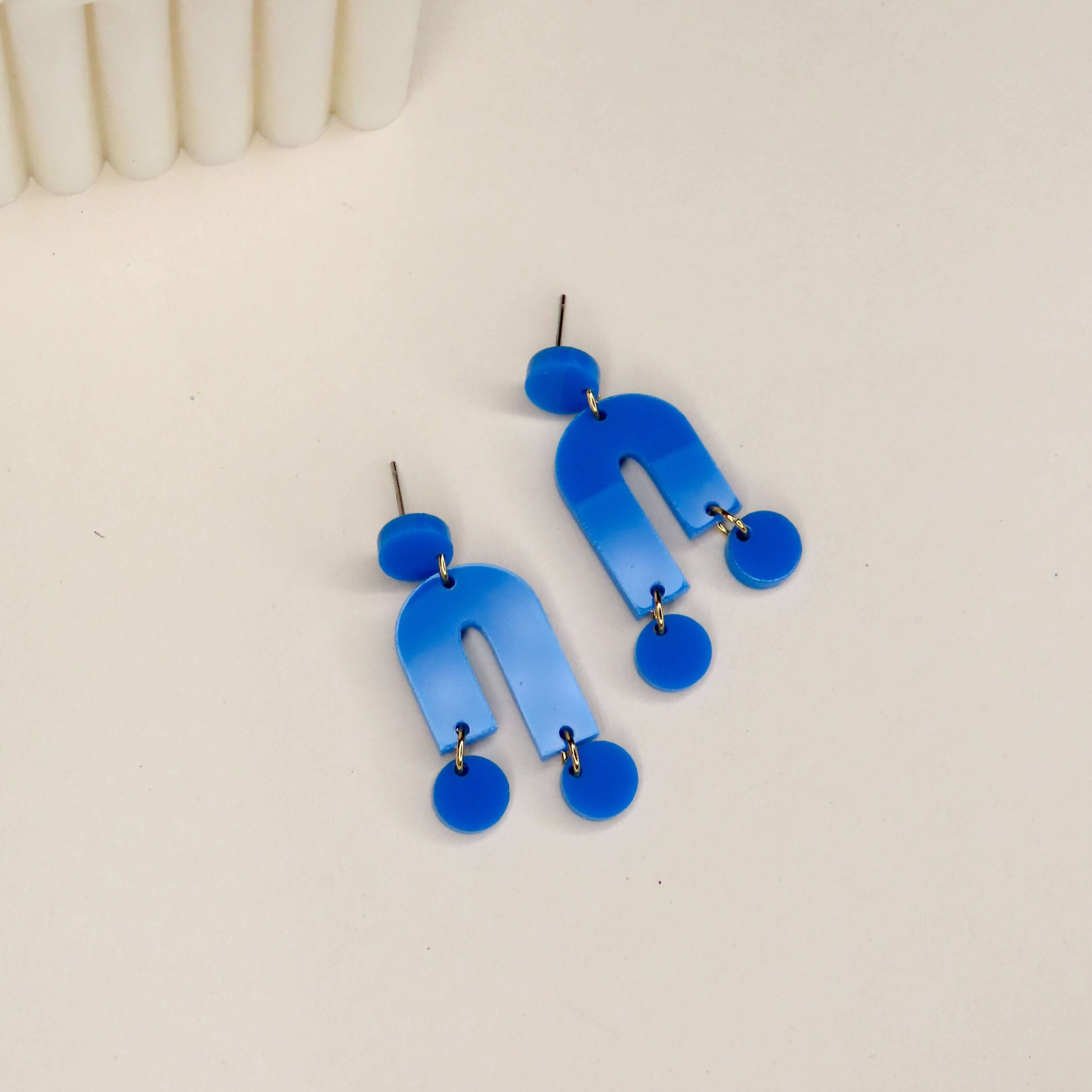 Mismatch Ohrringe aus Acryl in azurblau