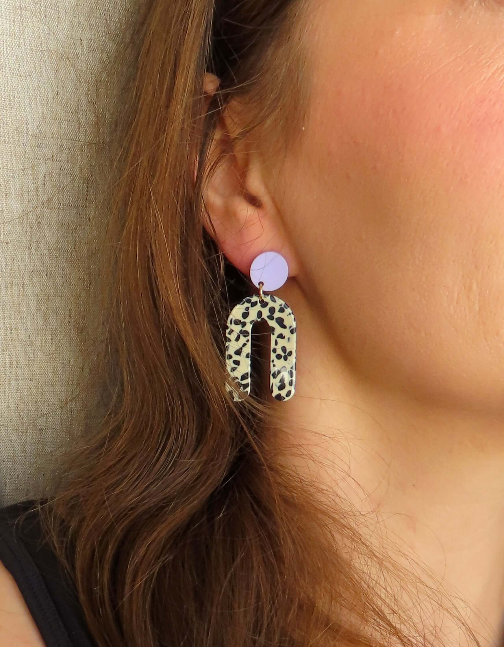 Slim Greige Dots Bogen Statement Ohrringe