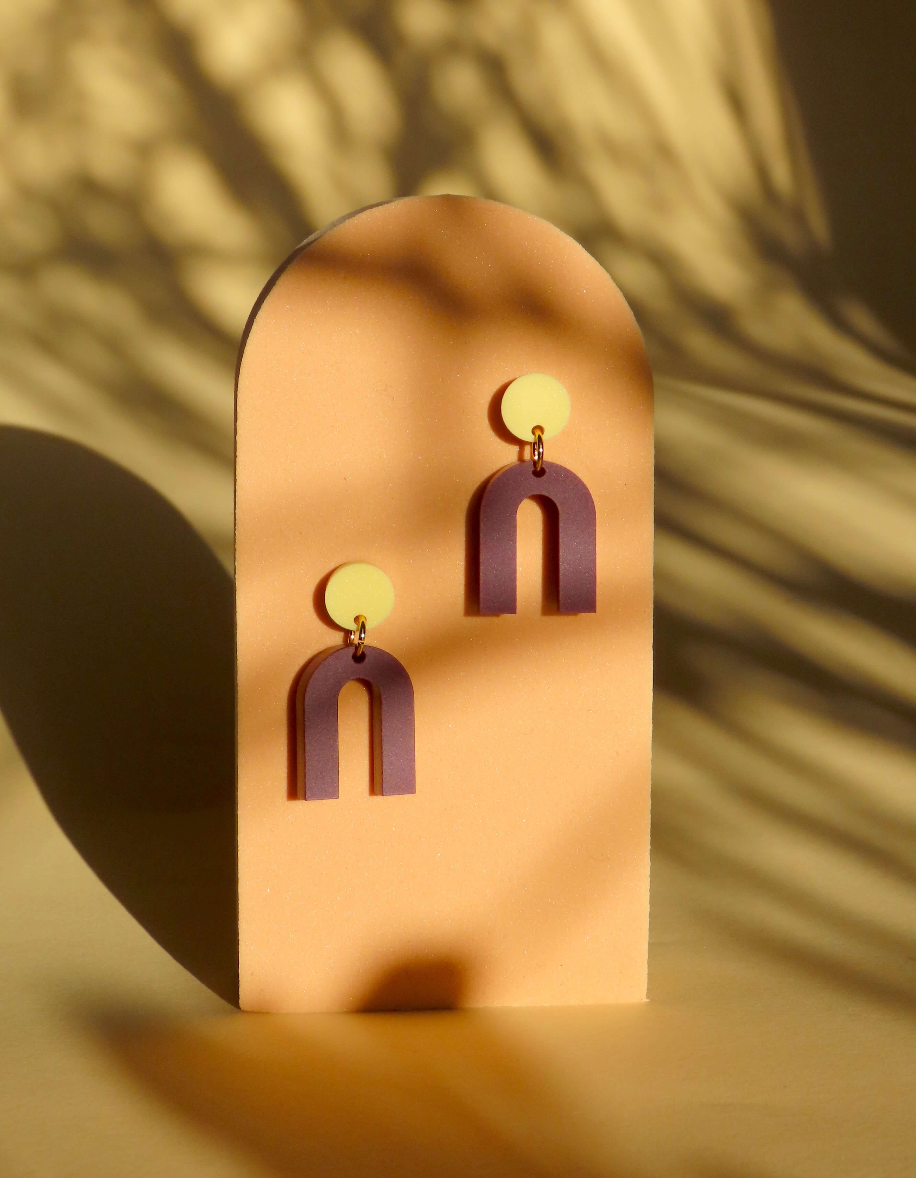 Mini Arch Acryl Ohrringe mit Edelstahlstecker in hellgelb plum