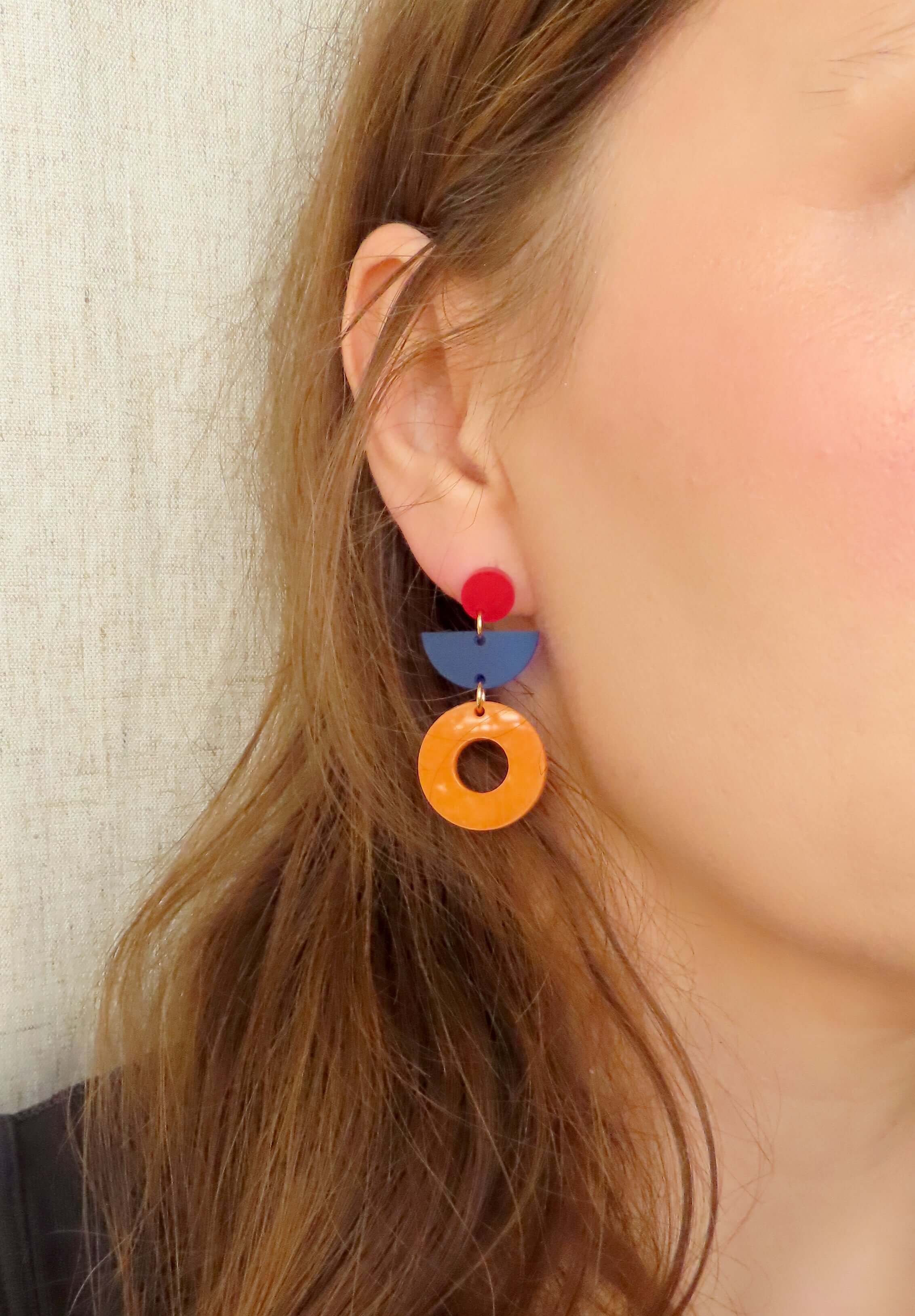 Jaqui Statement Ohrringe in rot, blau, orange