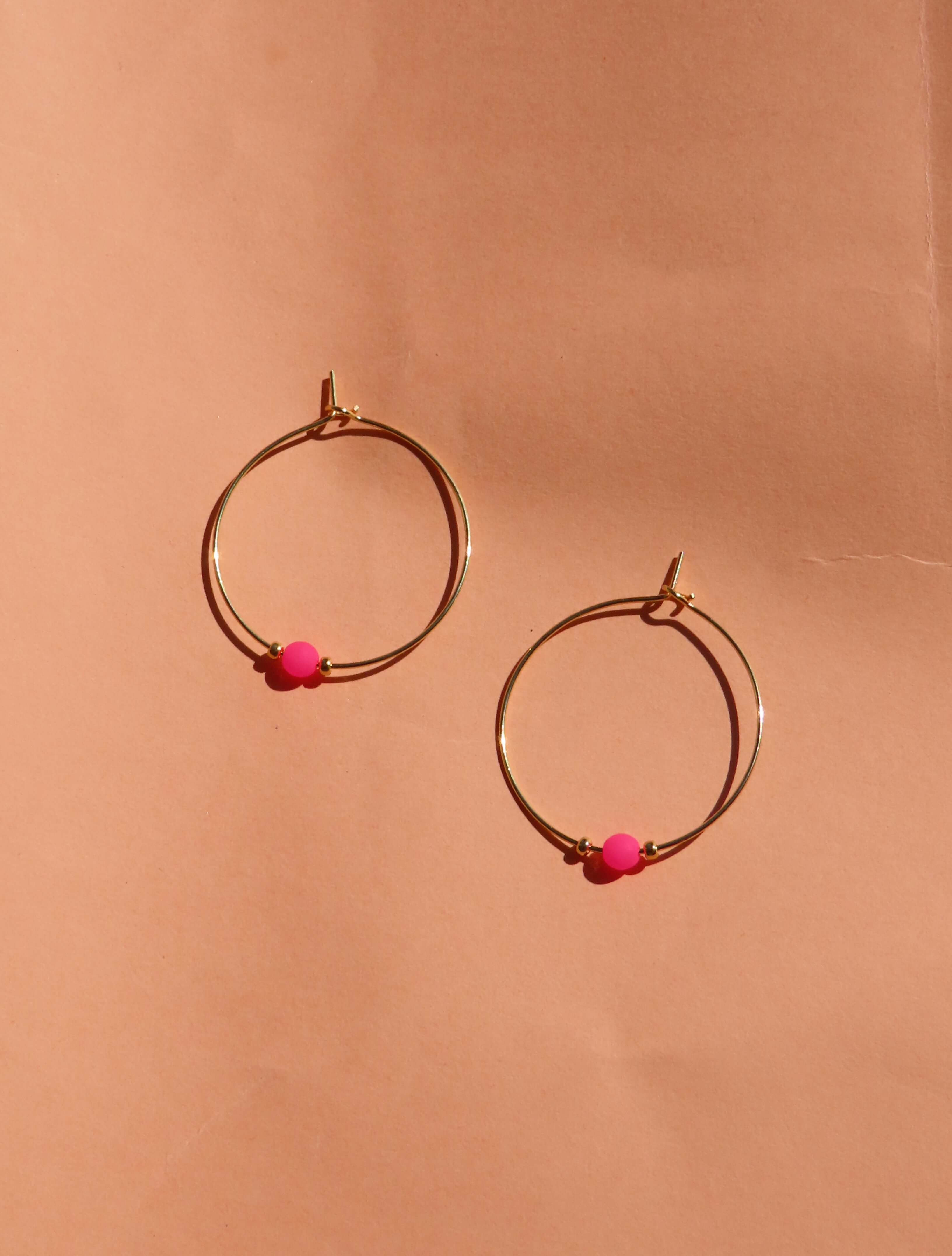 Pink Neon Perle an goldener Edelstahl Creole