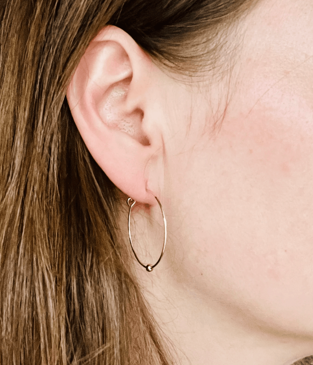 Hoops aus vergoldetem Edelstahl mit Toho Seed Perlen in blau rot