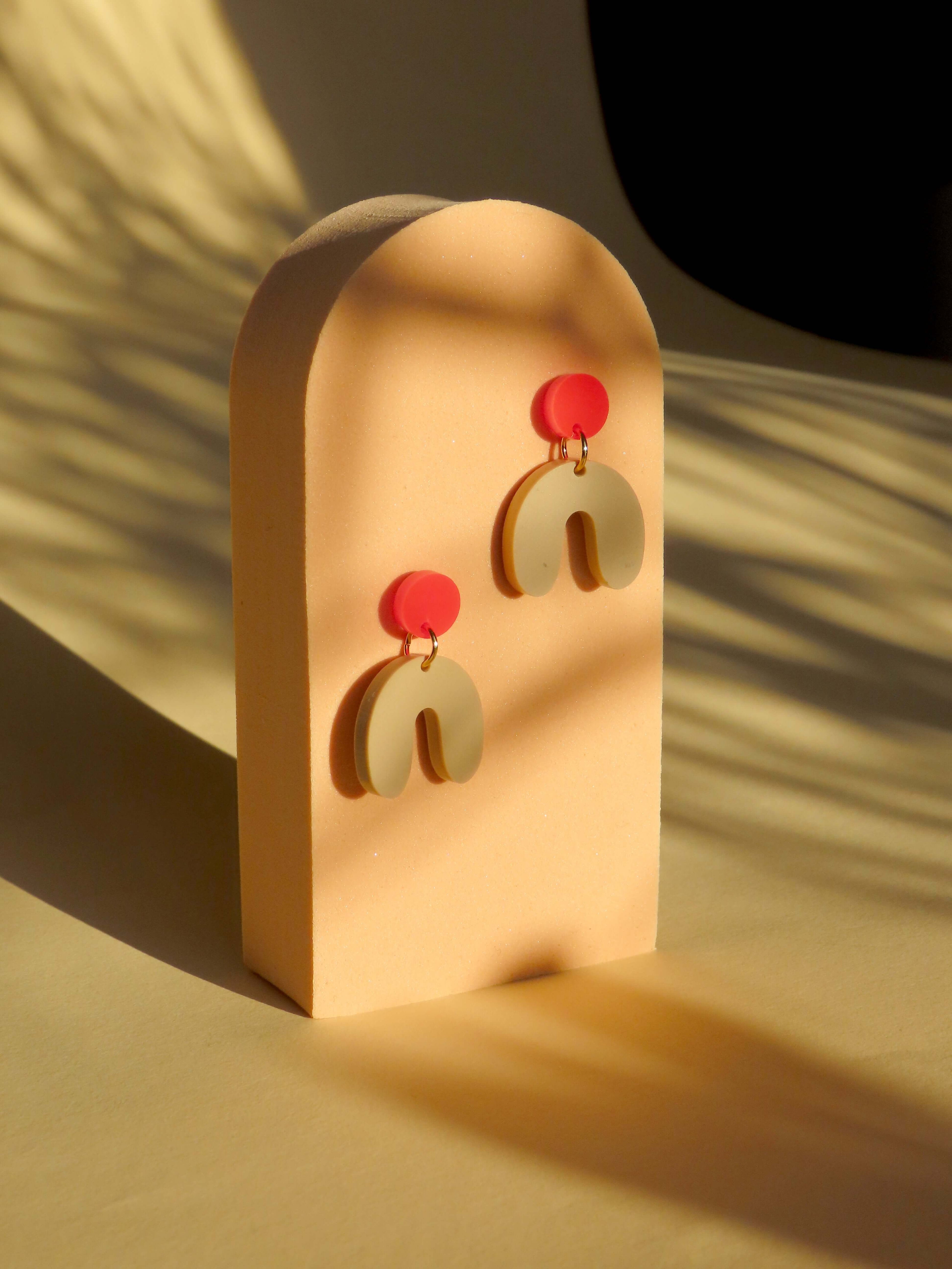 Kleine Arch Bogen Ohrringe in feuerrot beige