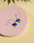 Hoops aus Edelstahl mit blau/limefarbenen geometrischen Formen