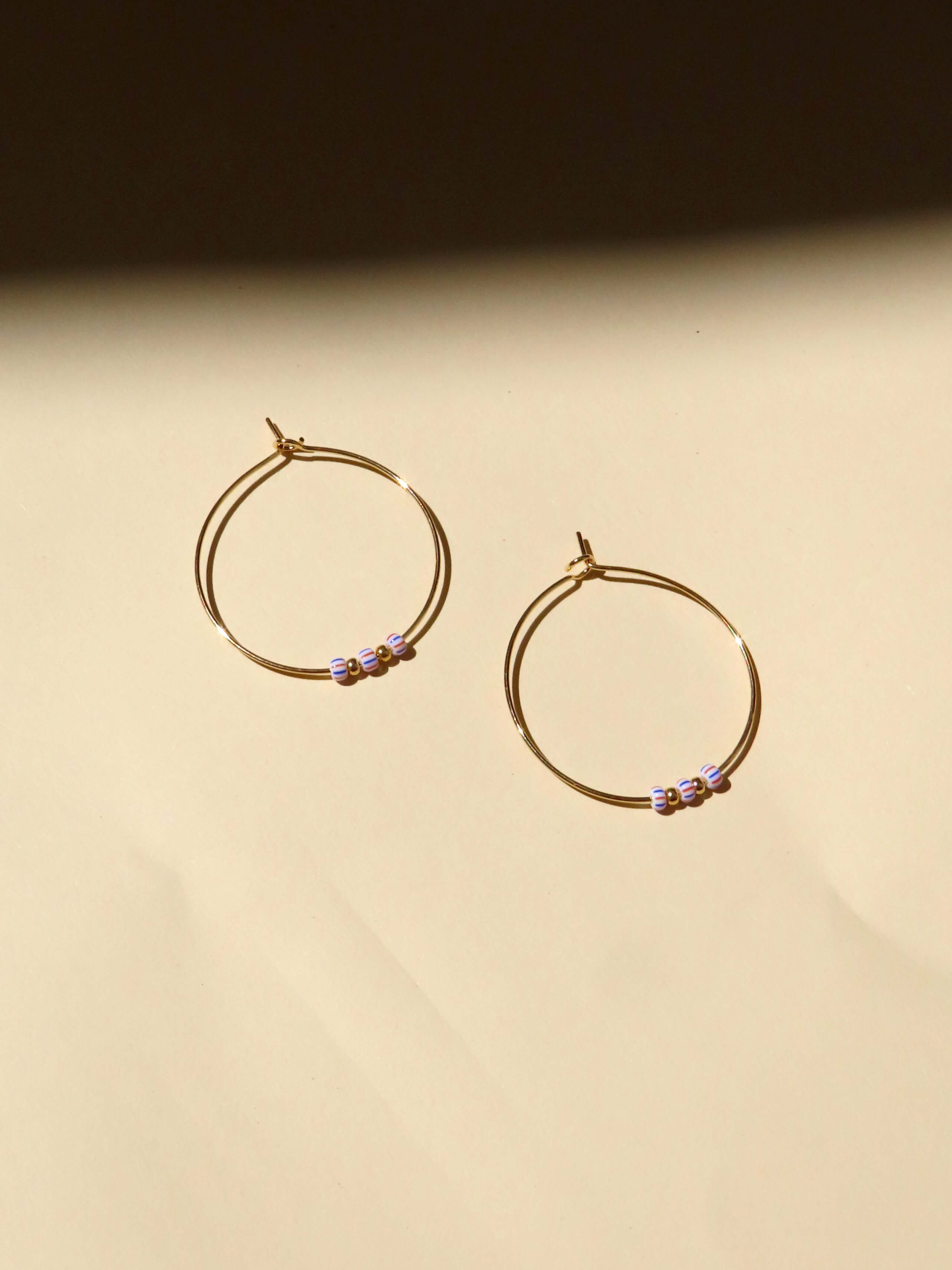 Hoops aus Edelstahl mit gestreiften Rocailles Perlen in blau rot
