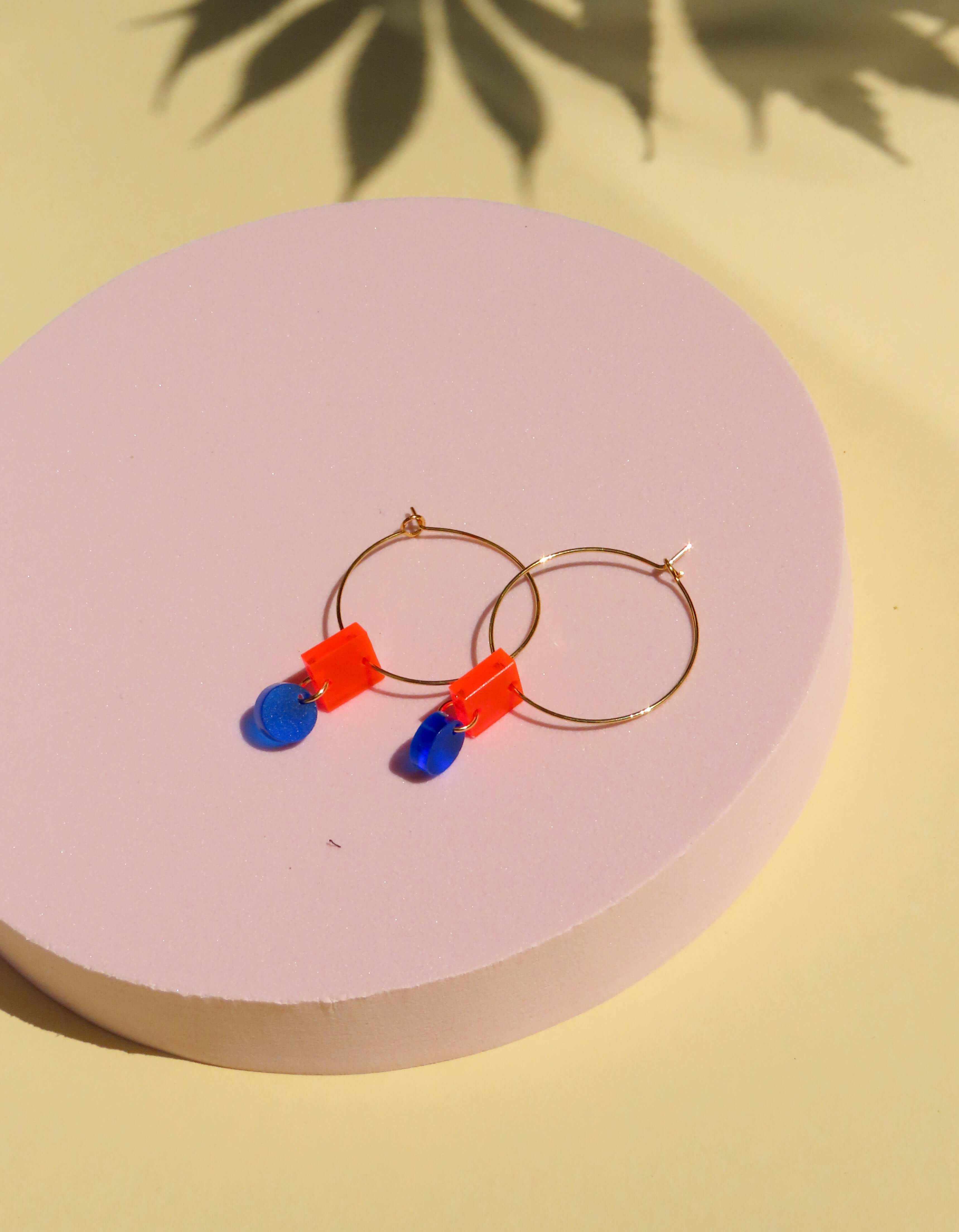 Hoops aus Edelstahl mit orange blauen geometrischen Formen