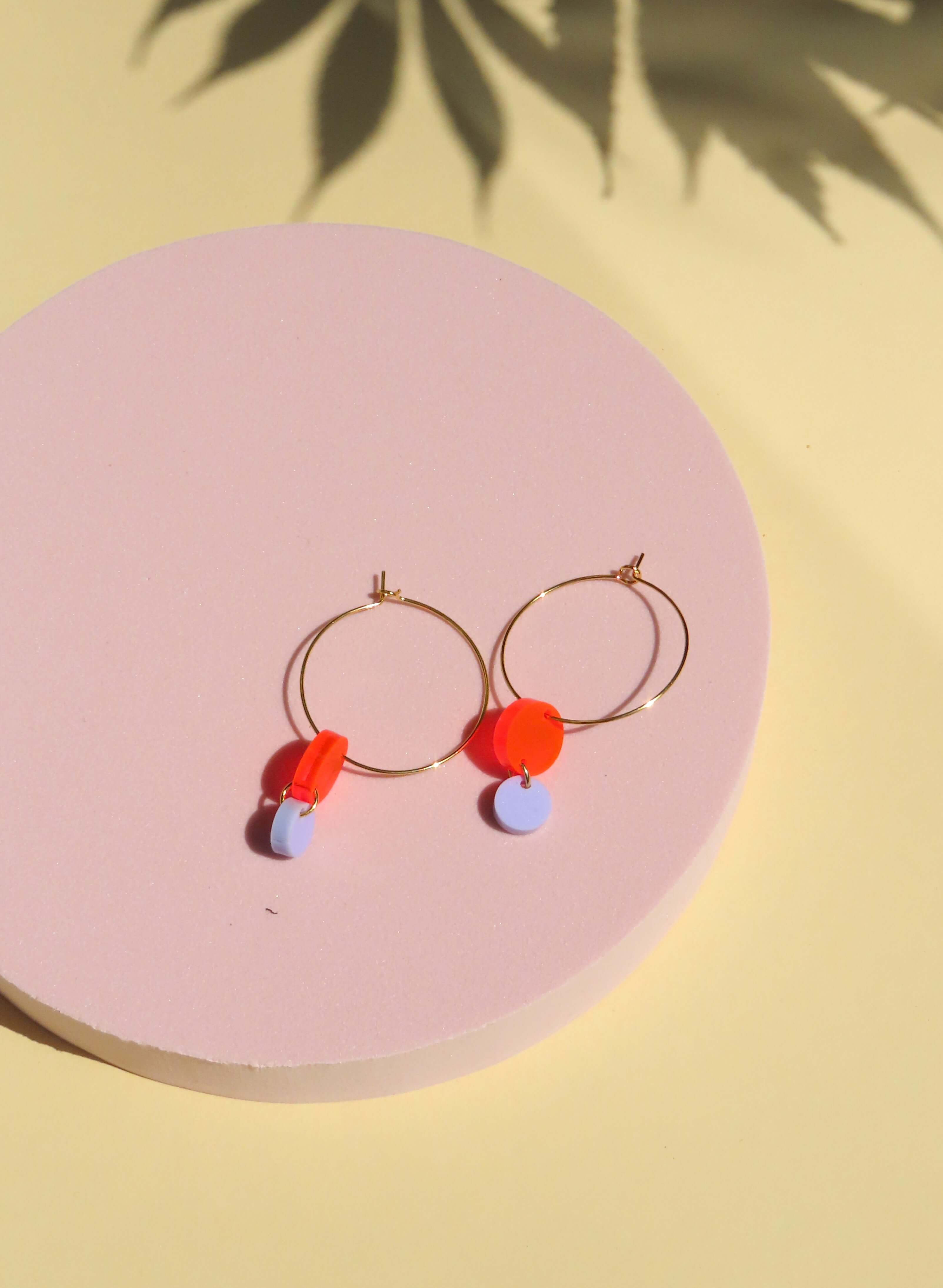 Hoops aus Edelstahl mit orange flieder Kreisen