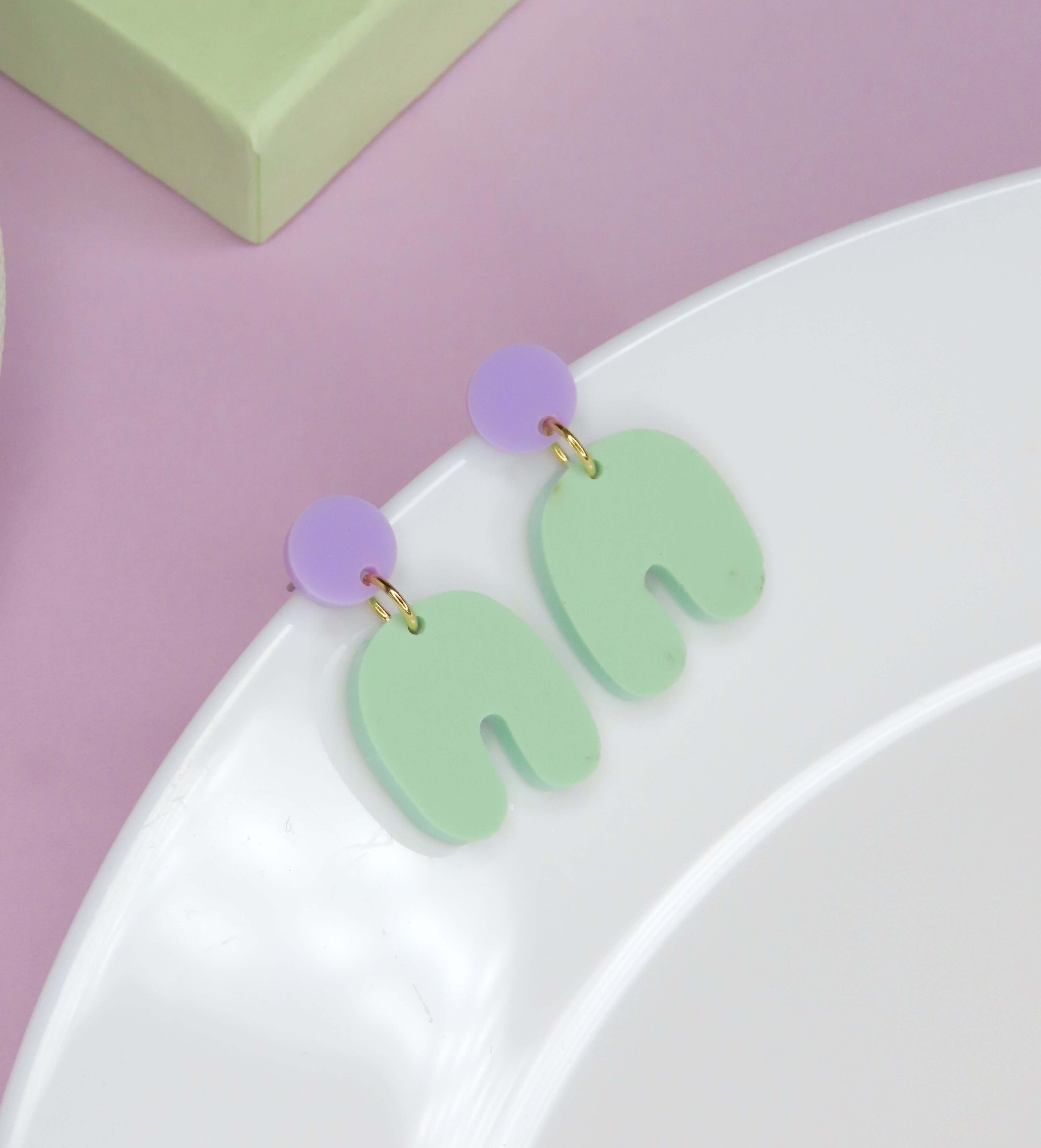 Kleine Squishy Arch Bogen Ohrringe in flieder hellgrün