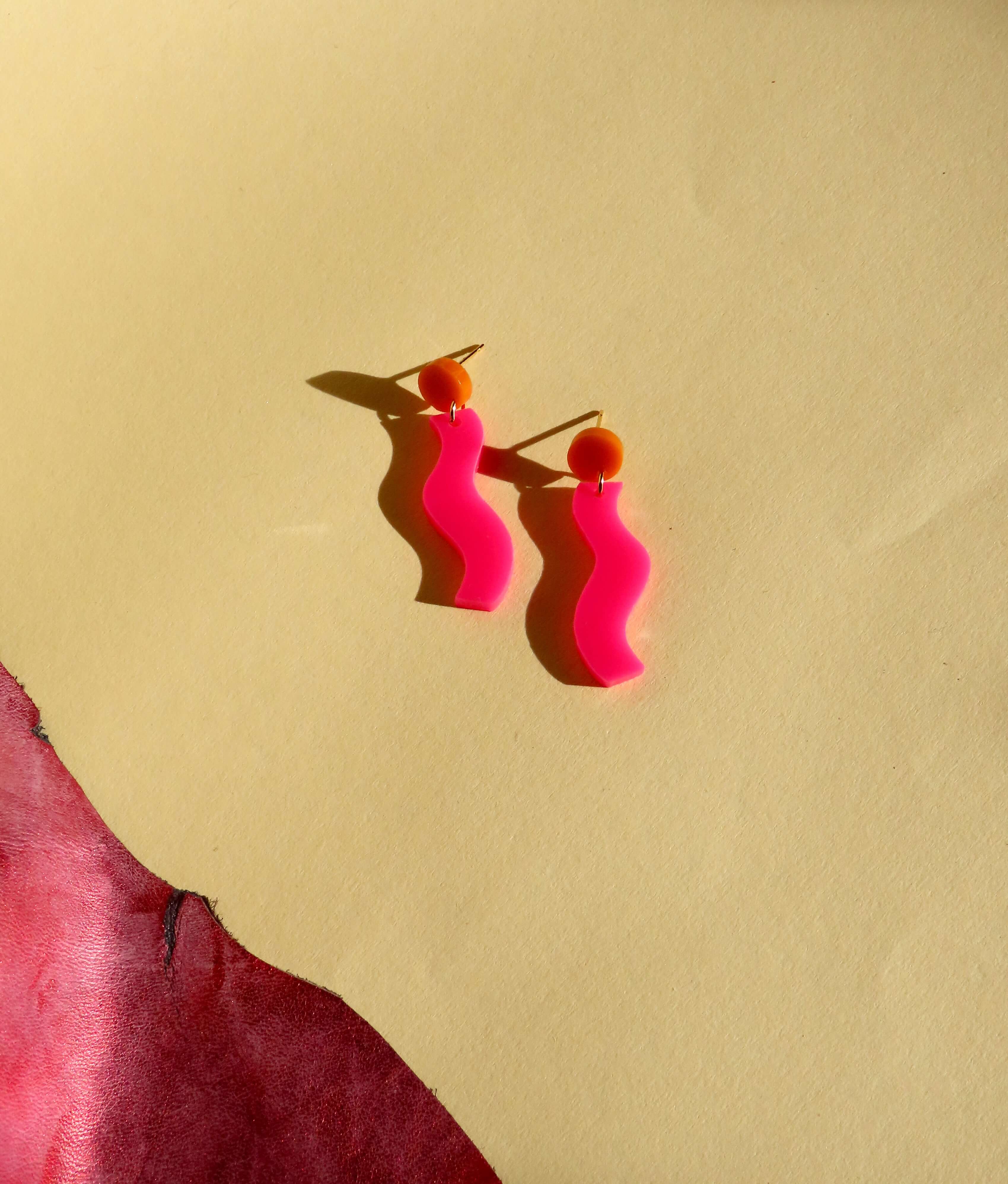 Wormly Ohrringe mit Edelstahl Steckern in orange pink