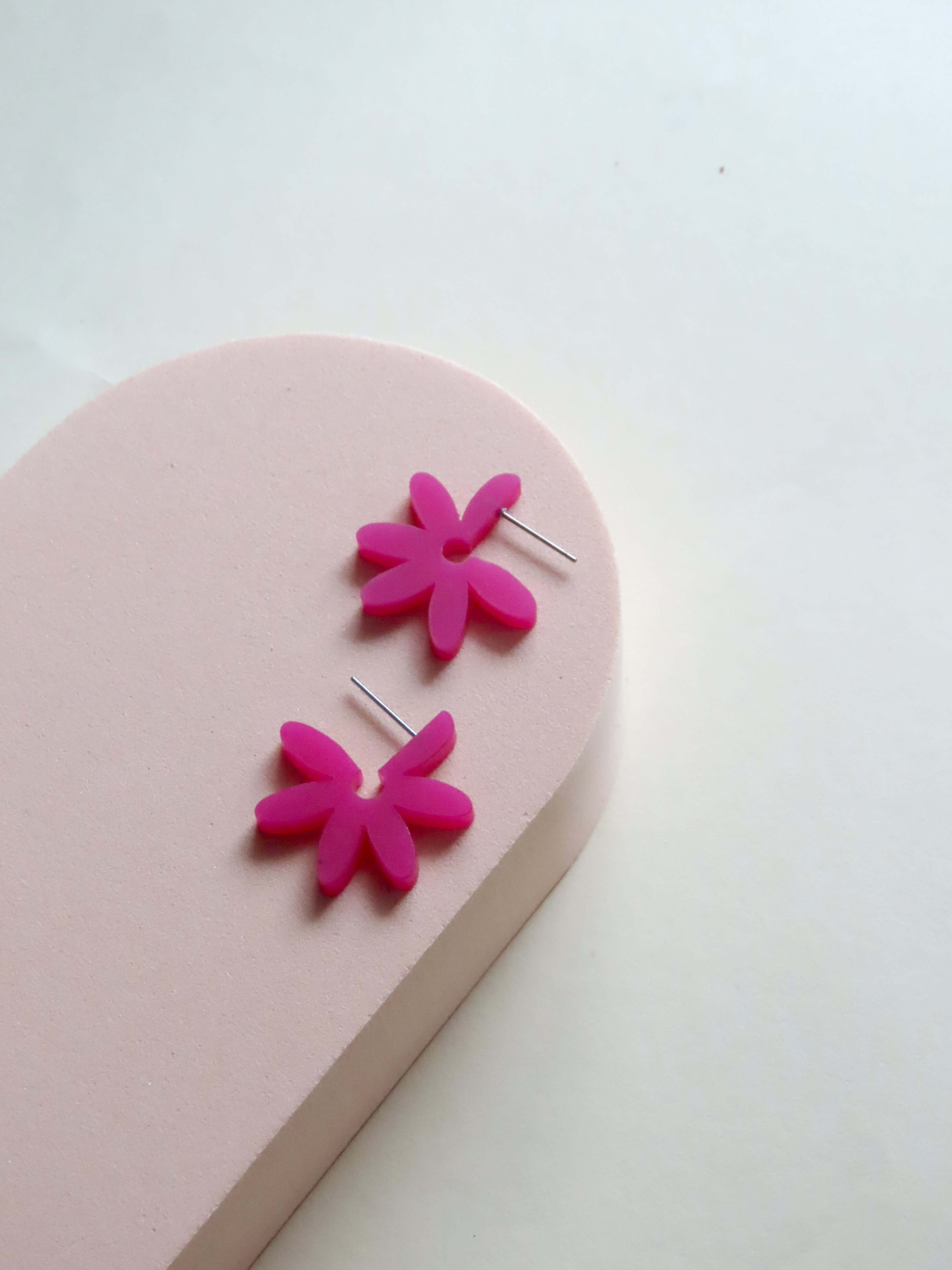 Creolen Flower aus Acryl und Edelstahl in brombeer