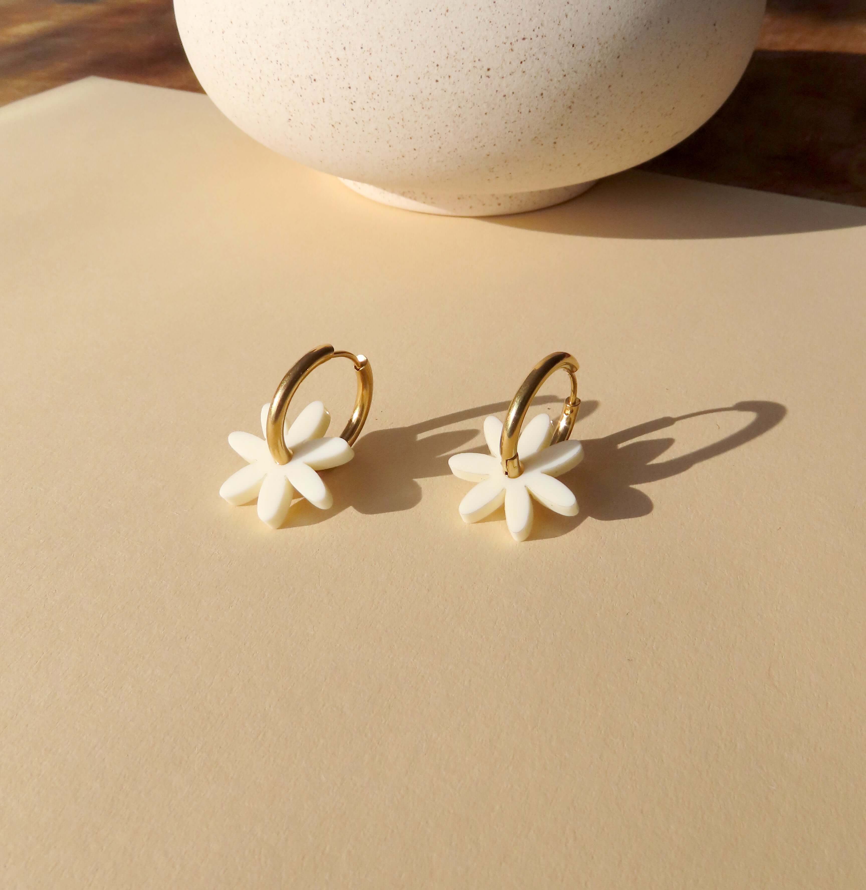 Weiße Margarite Edelstahl Hoops