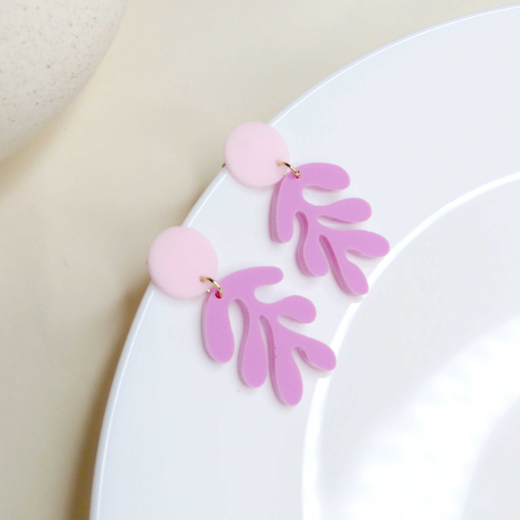 Matisse Florale Ohrringe aus Acryl in violett