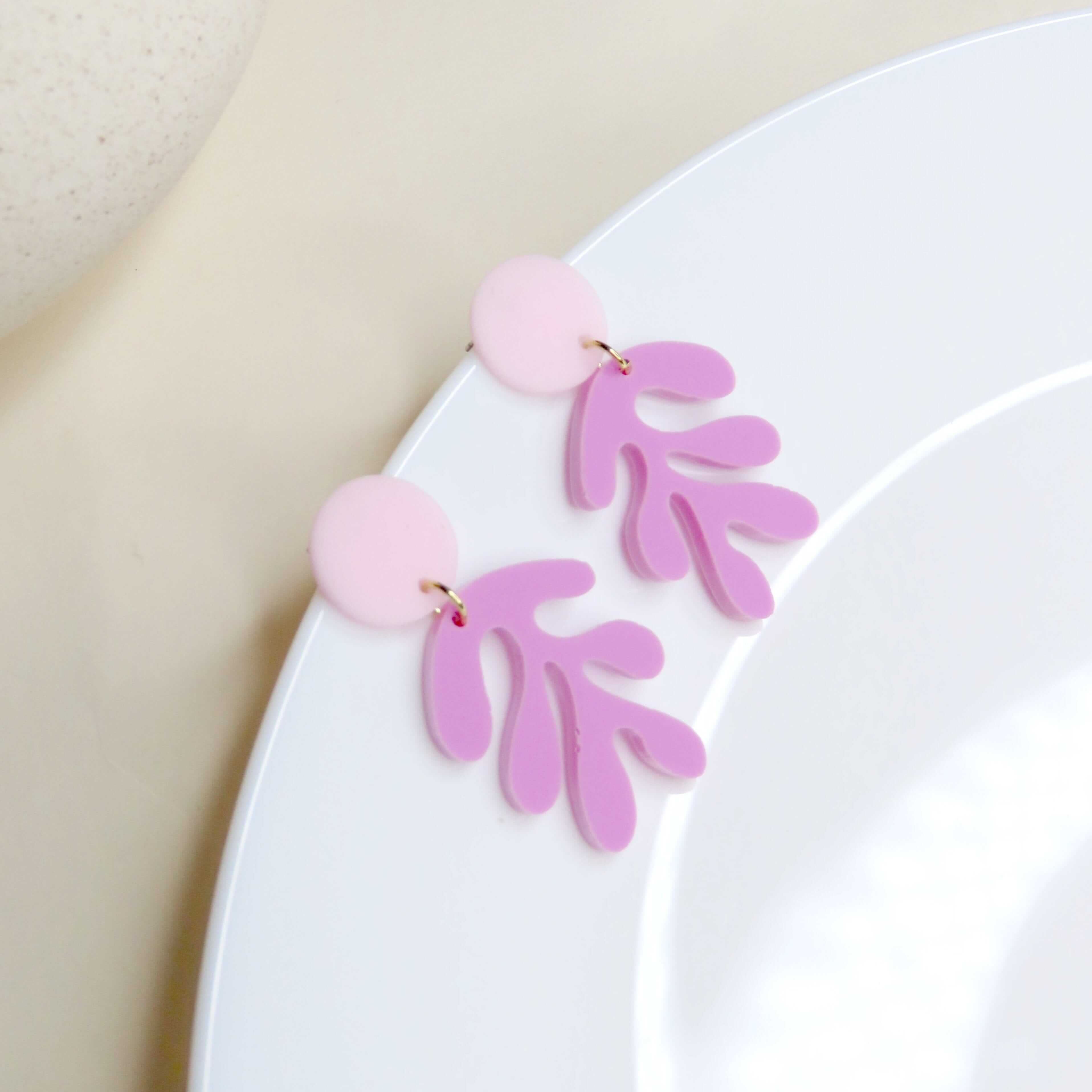 Matisse Florale Ohrringe aus Acryl in violett