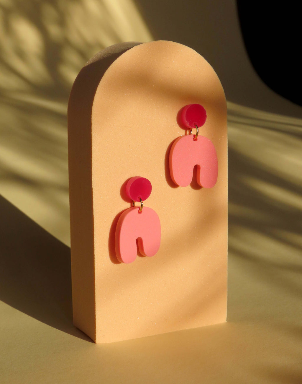 Kleine Squishy Arch Bogen Ohrringe in pink himbeer
