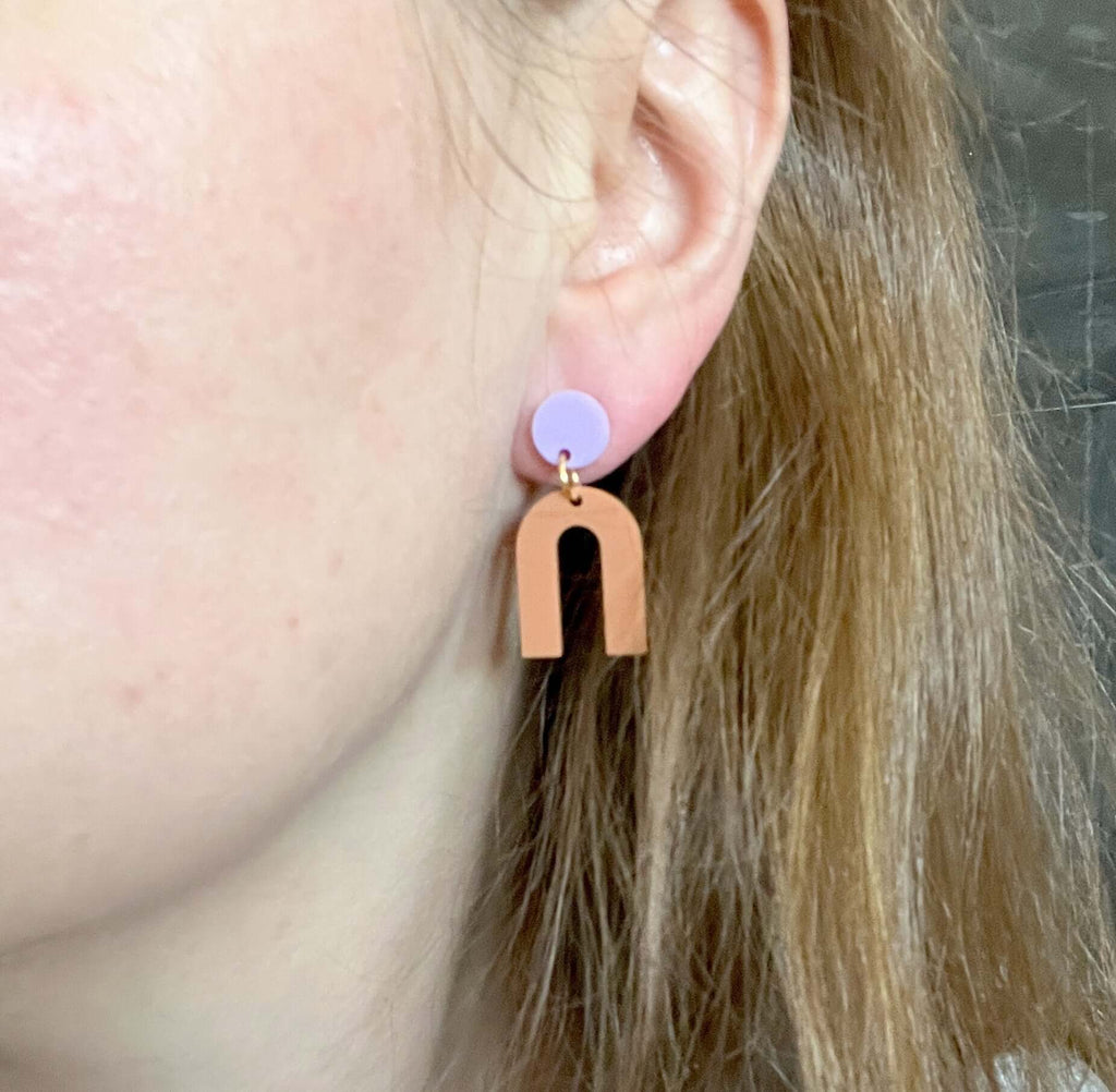 Mini Arch Acryl Ohrringe mit Edelstahlstecker in knallrot salbei