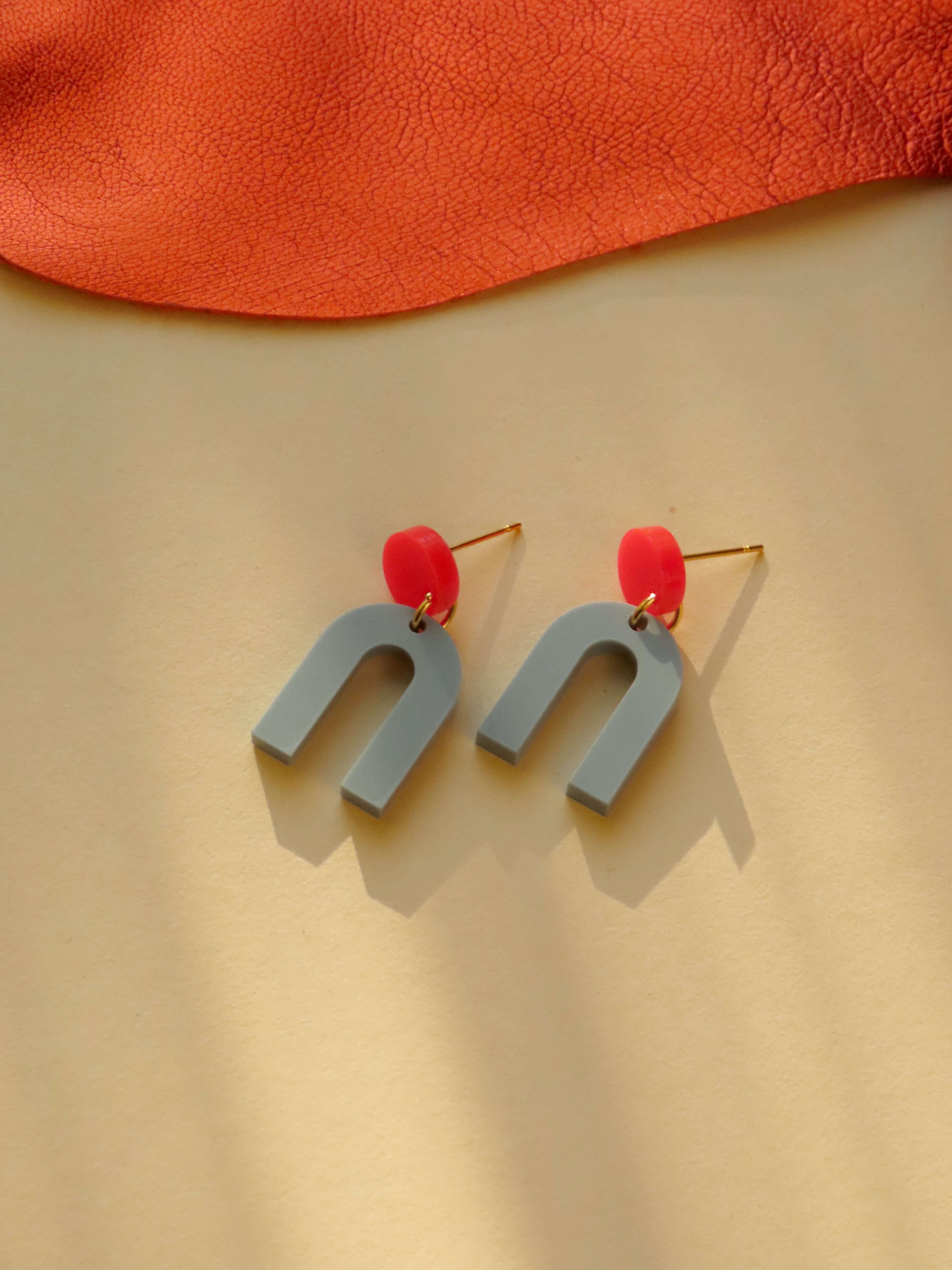 Mini Arch Acryl Ohrringe mit Edelstahlstecker in knallrot salbei