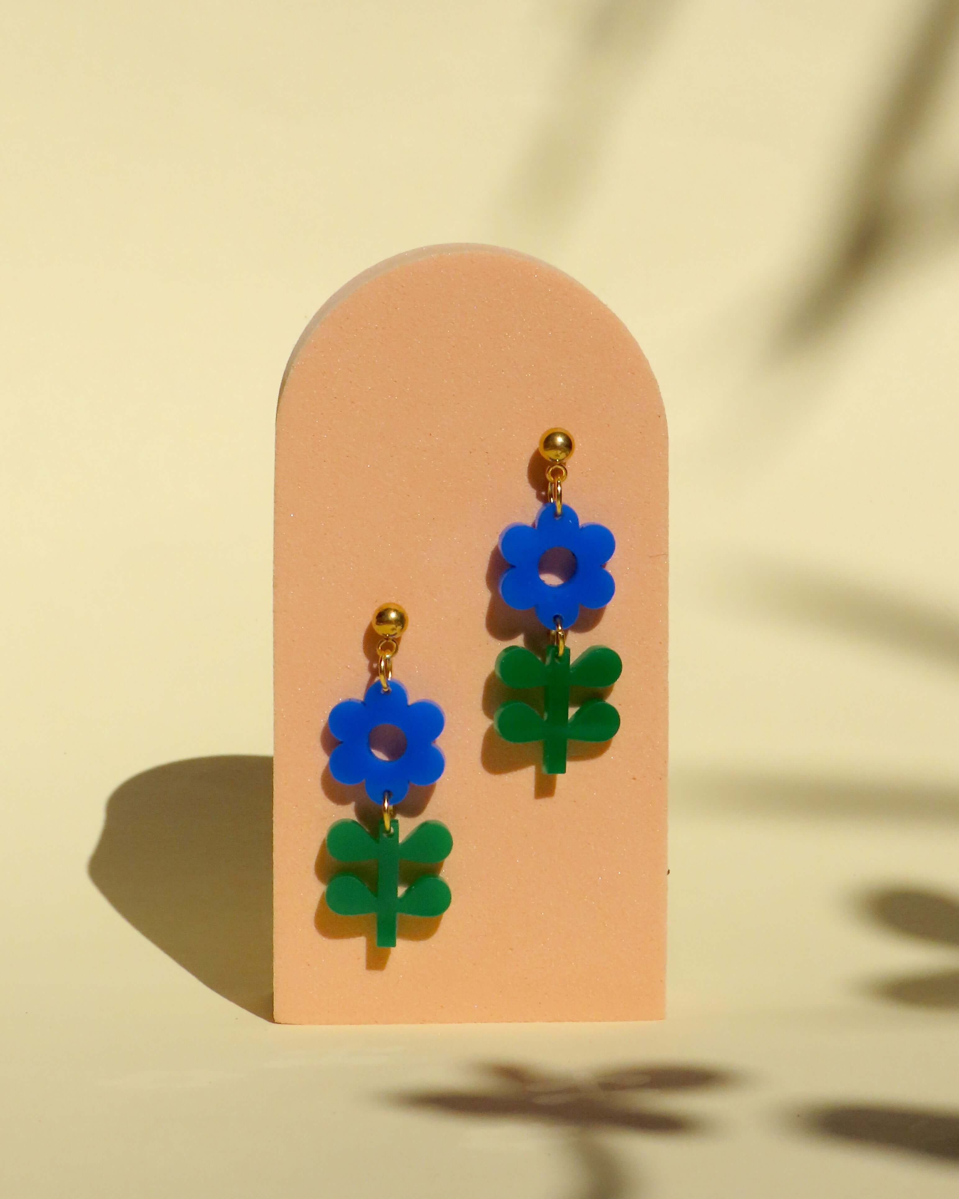 Statement-Ohrringe Blume & Blatt – Frühlingshafte Blumenohrringe in Blau und Grün