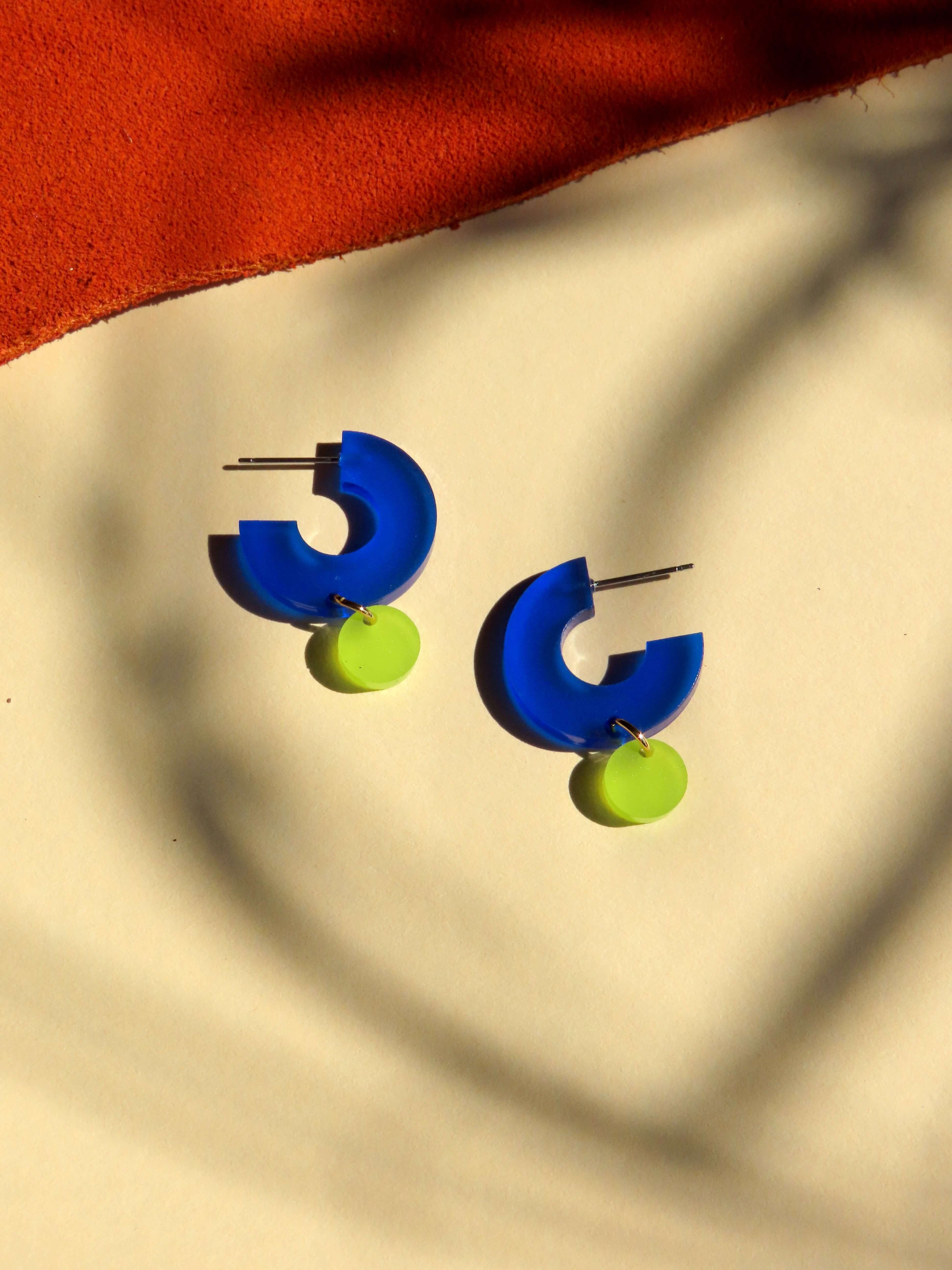 Creolen Silva aus Acryl und Edelstahl in tintenblau und lime