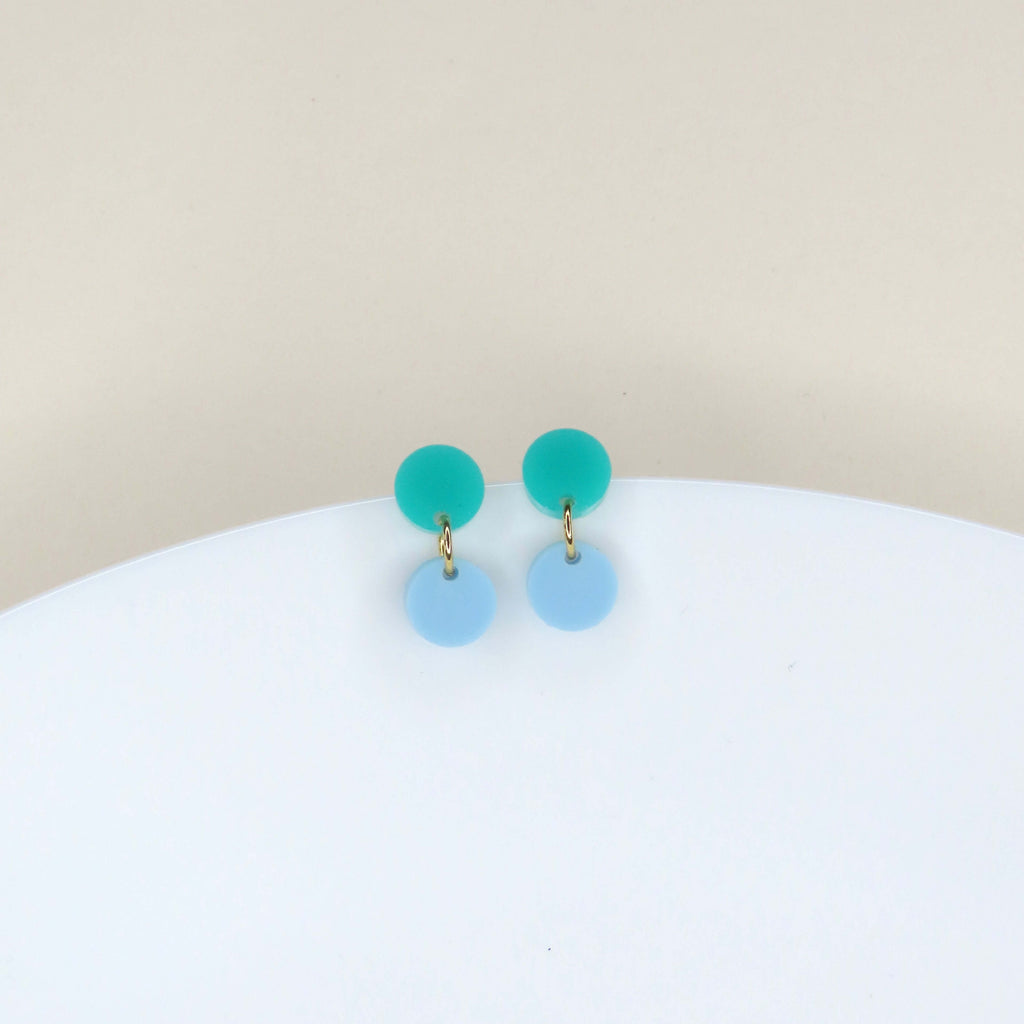 Dotty Acryl Ohrringe in türkis hellblau