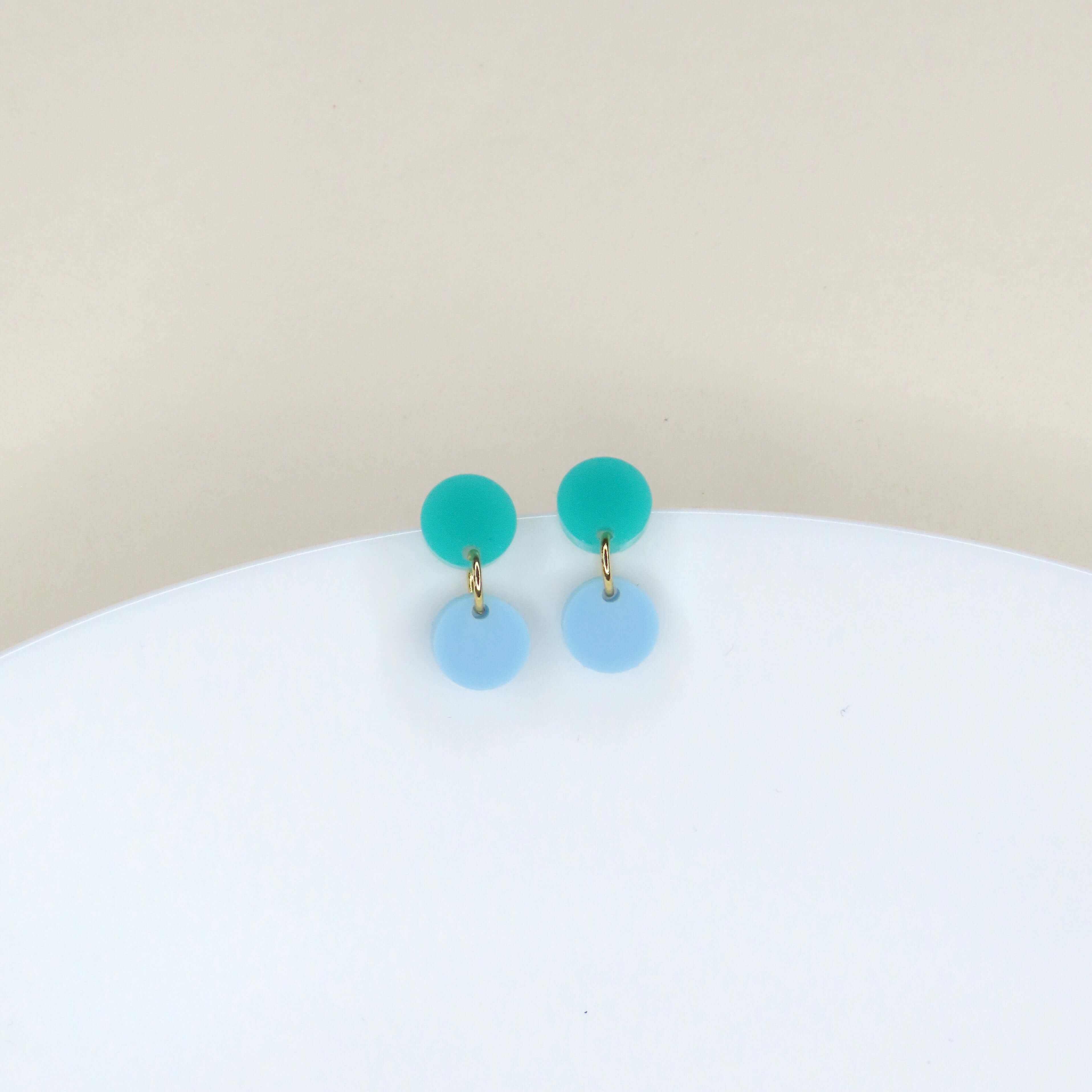 Dotty Acryl Ohrringe in türkis hellblau