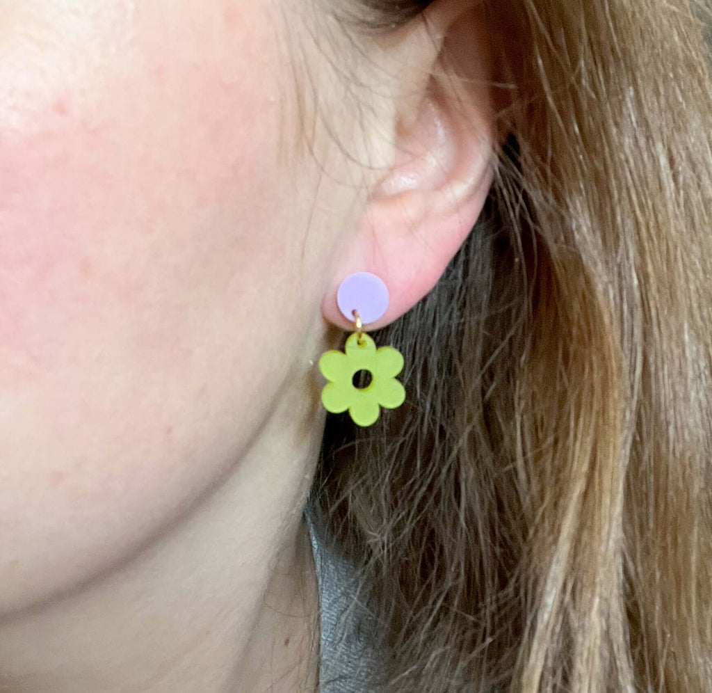 Single Daisy Acryl Ohrringe mit Edelstahlstecker in flieder lime