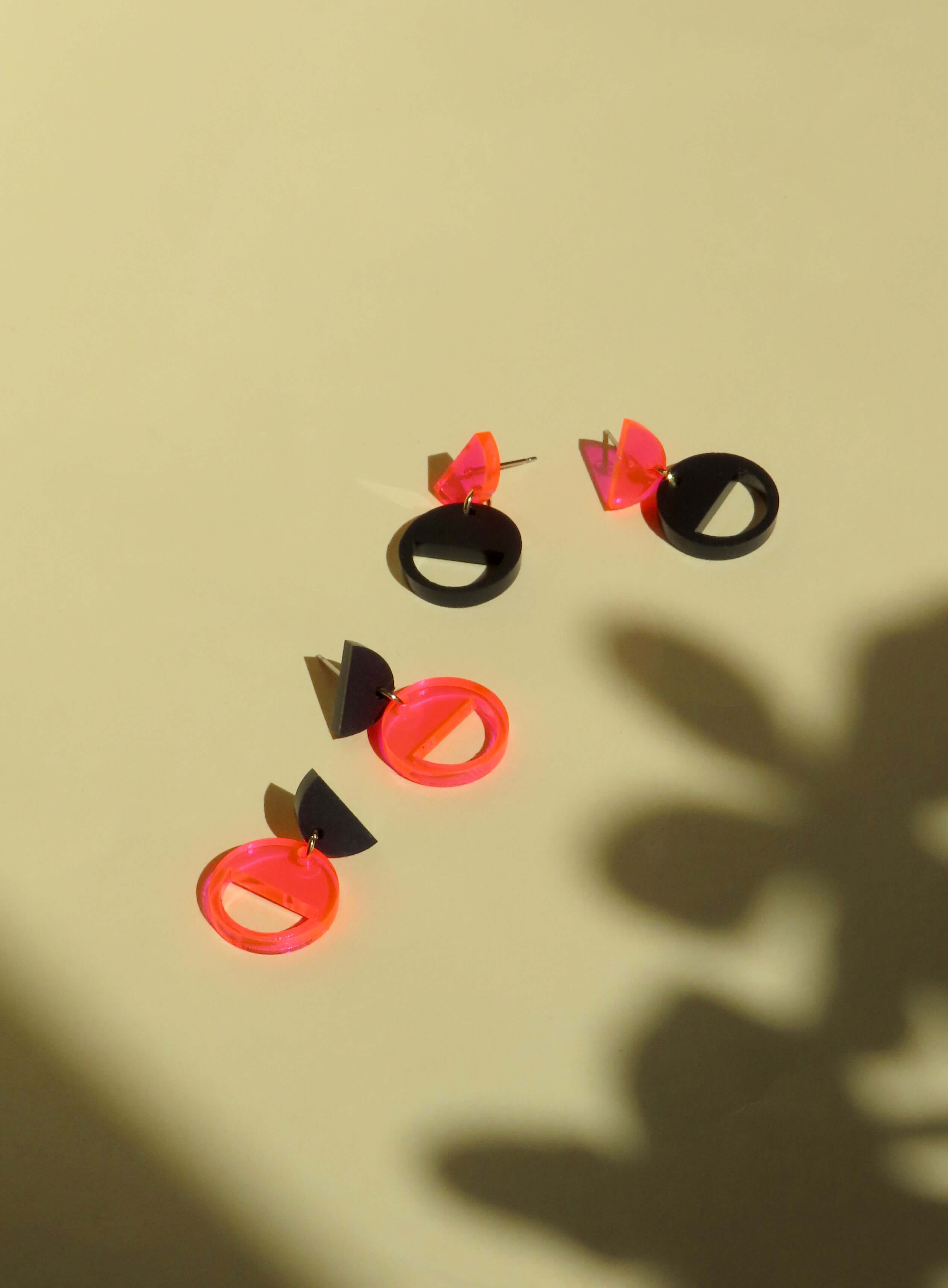 Kontrast Ohrringe in Schwarz & Neon-Pink Transparent – Halbkreis trifft Kreis