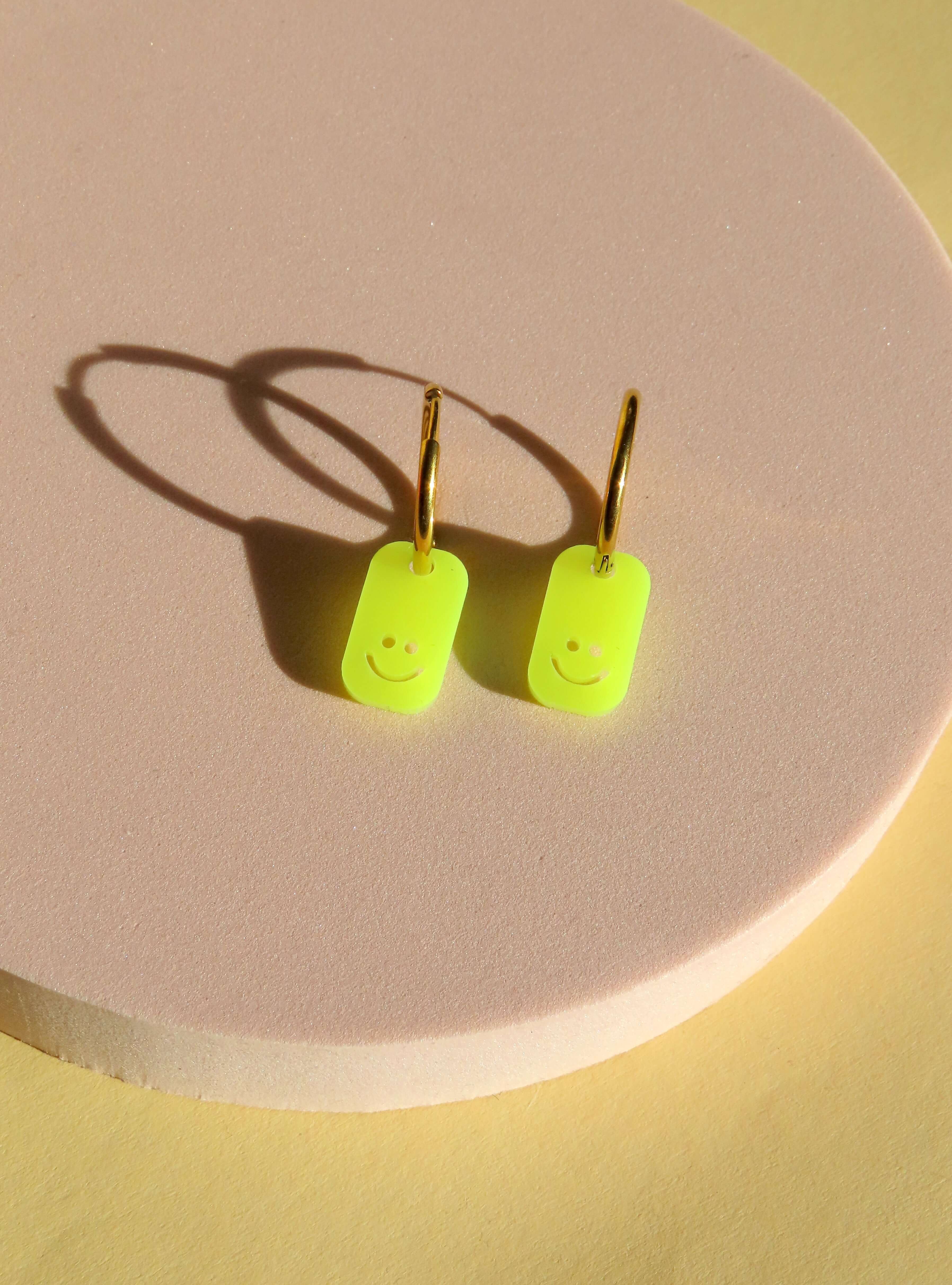 Eckige Neon Smiles Creolen aus Edelstahl