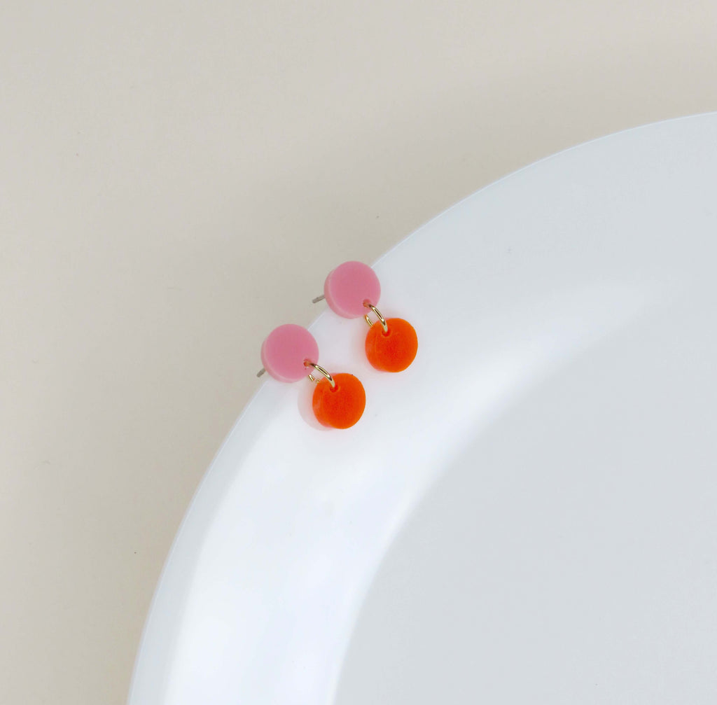 Dotty Acryl Ohrringe in rosa neonorange
