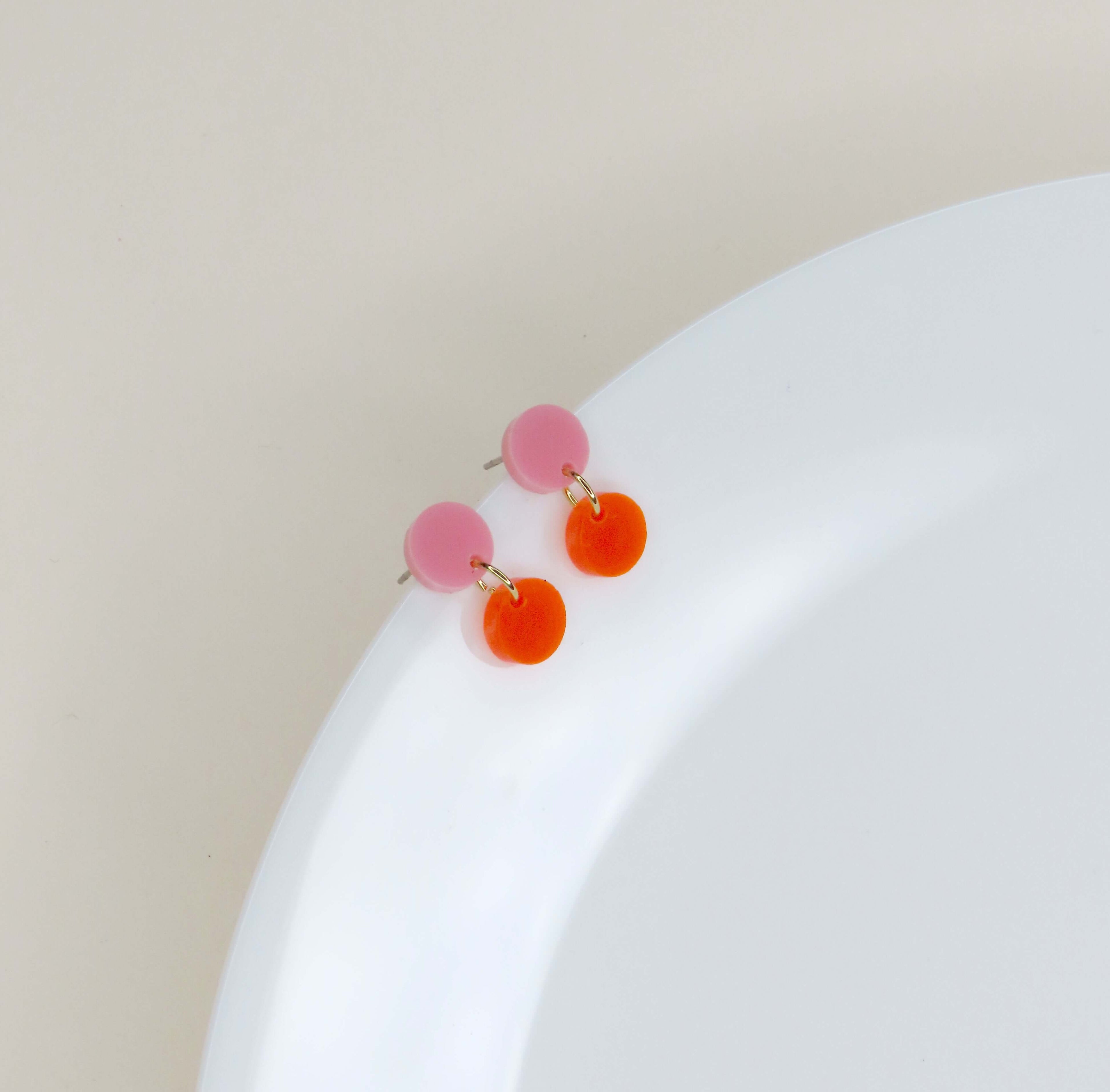 Dotty Acryl Ohrringe in rosa neonorange