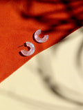 Creolen Simmi aus Acryl und Edelstahl in perlweiß