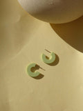 Creolen Simmi aus Acryl und Edelstahl in pastell lime