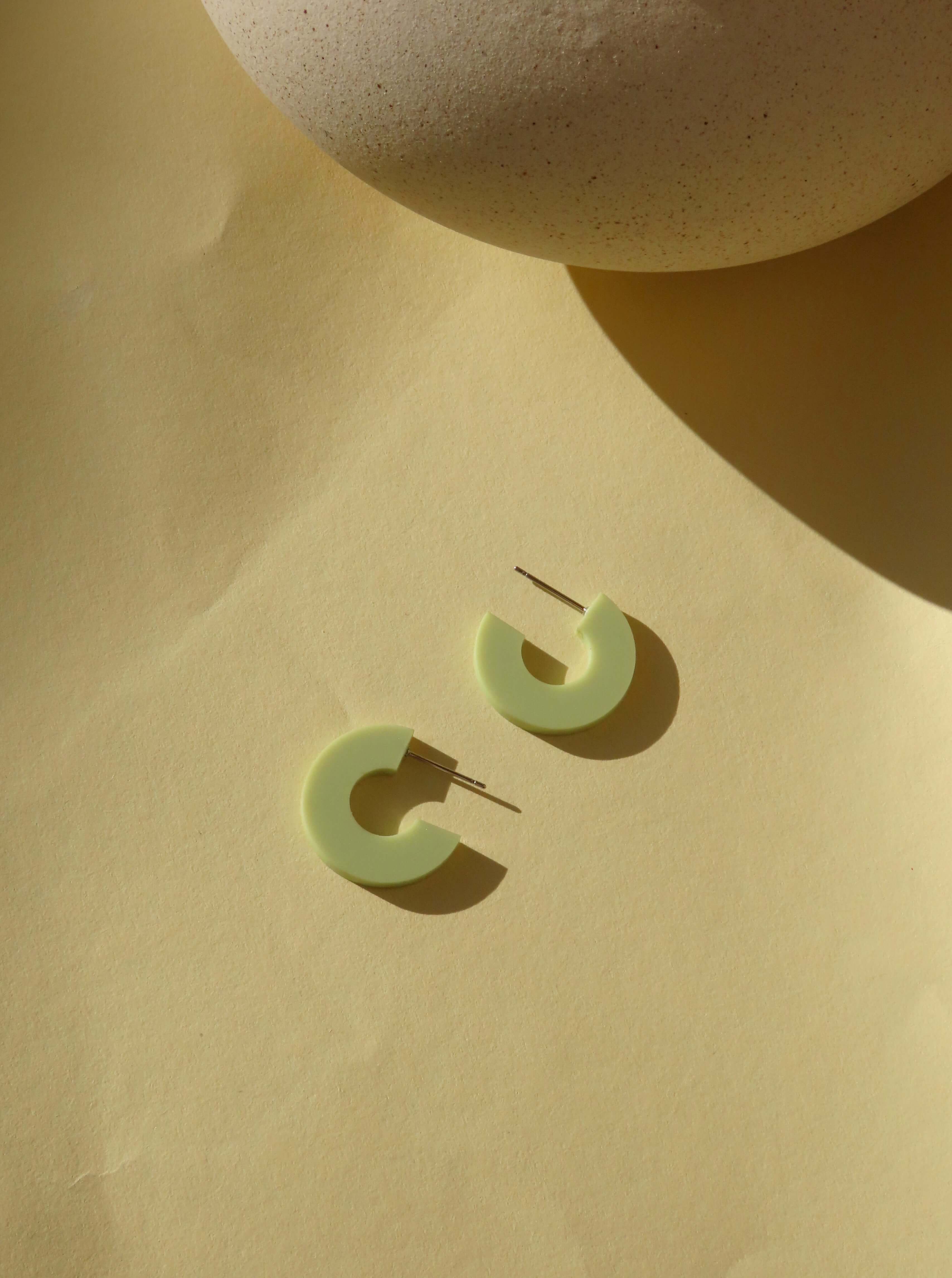 Creolen Simmi aus Acryl und Edelstahl in pastell lime