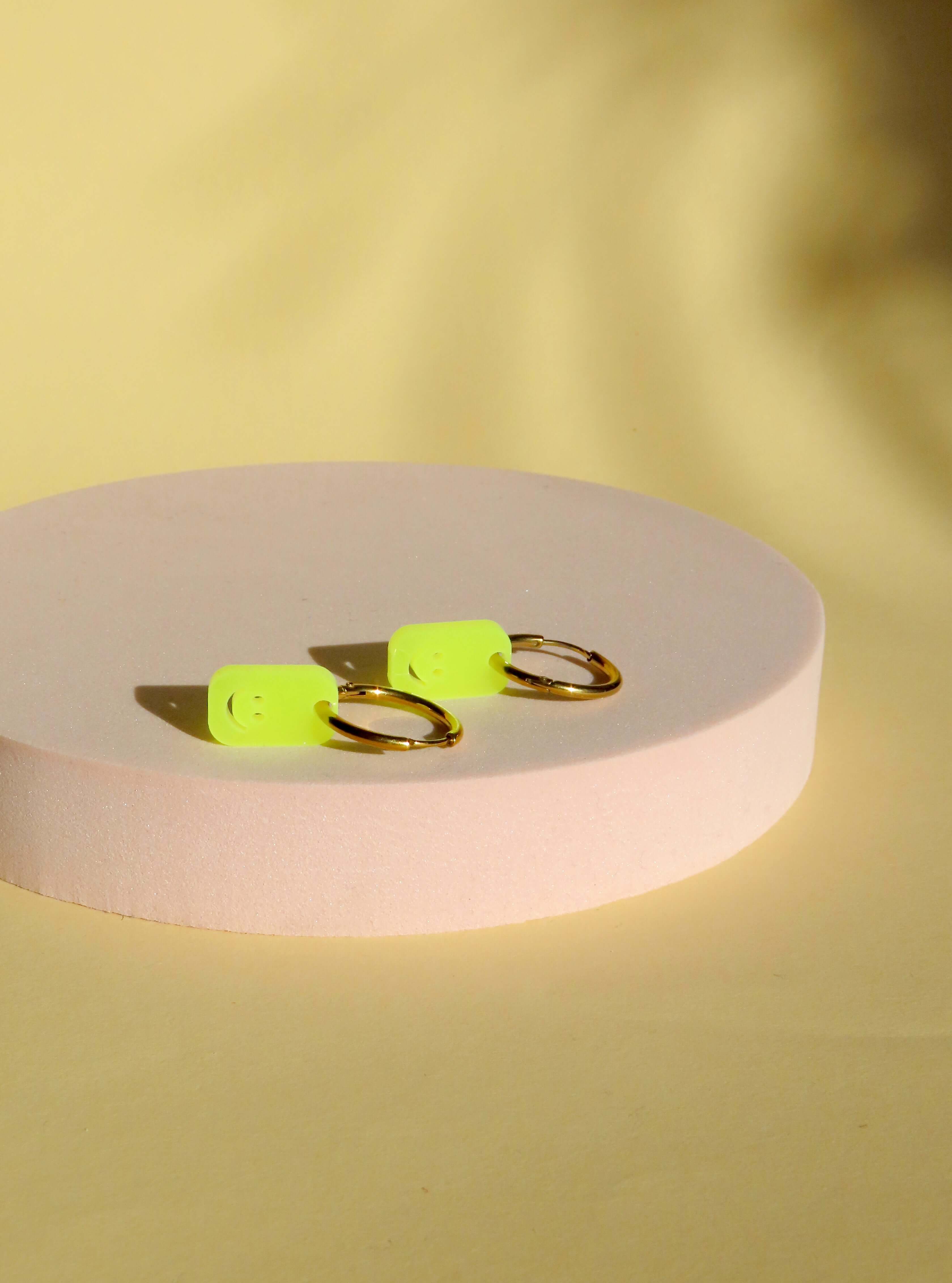 Eckige Neon Smiles Creolen aus Edelstahl
