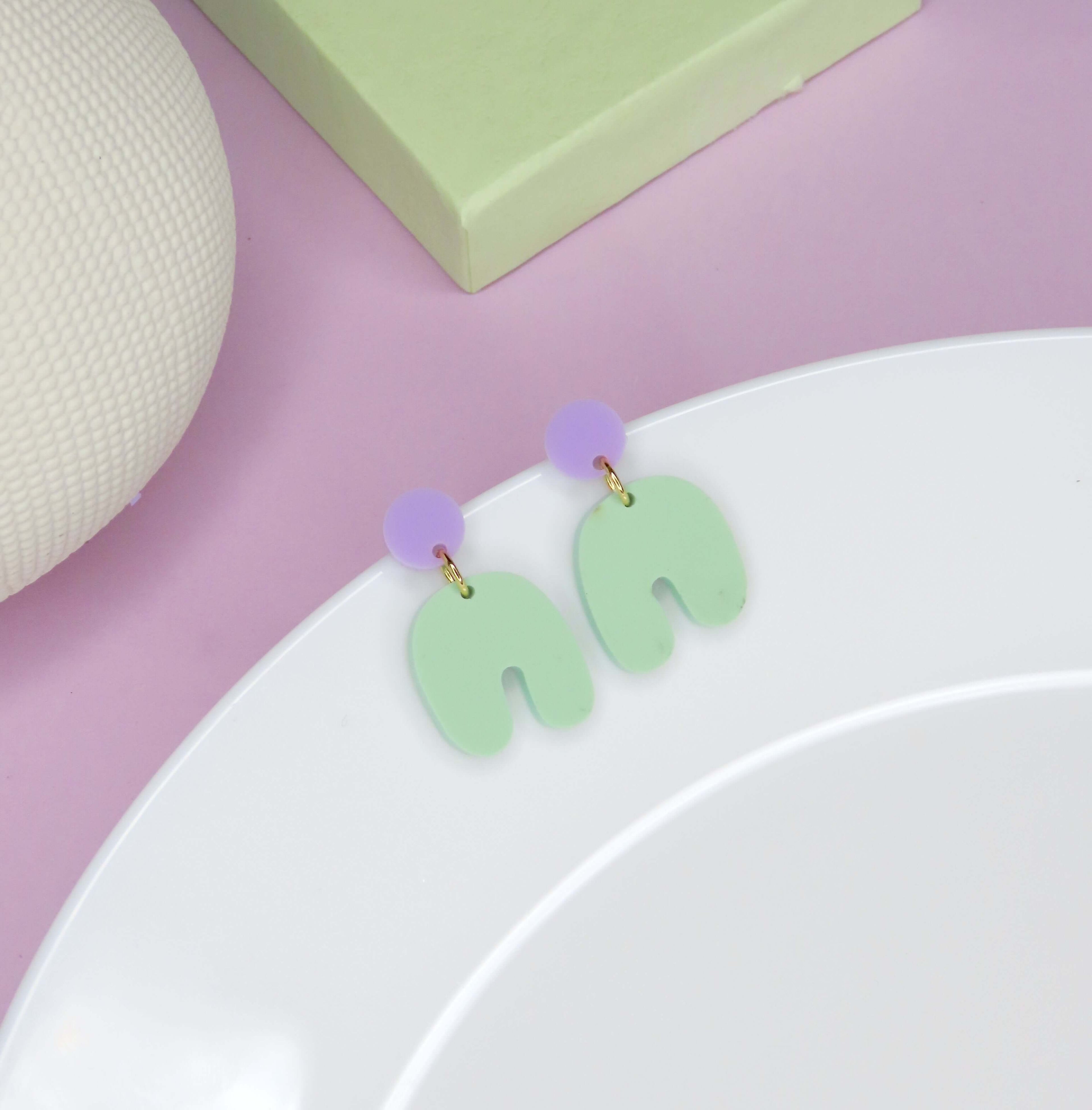 Kleine Squishy Arch Bogen Ohrringe in flieder hellgrün