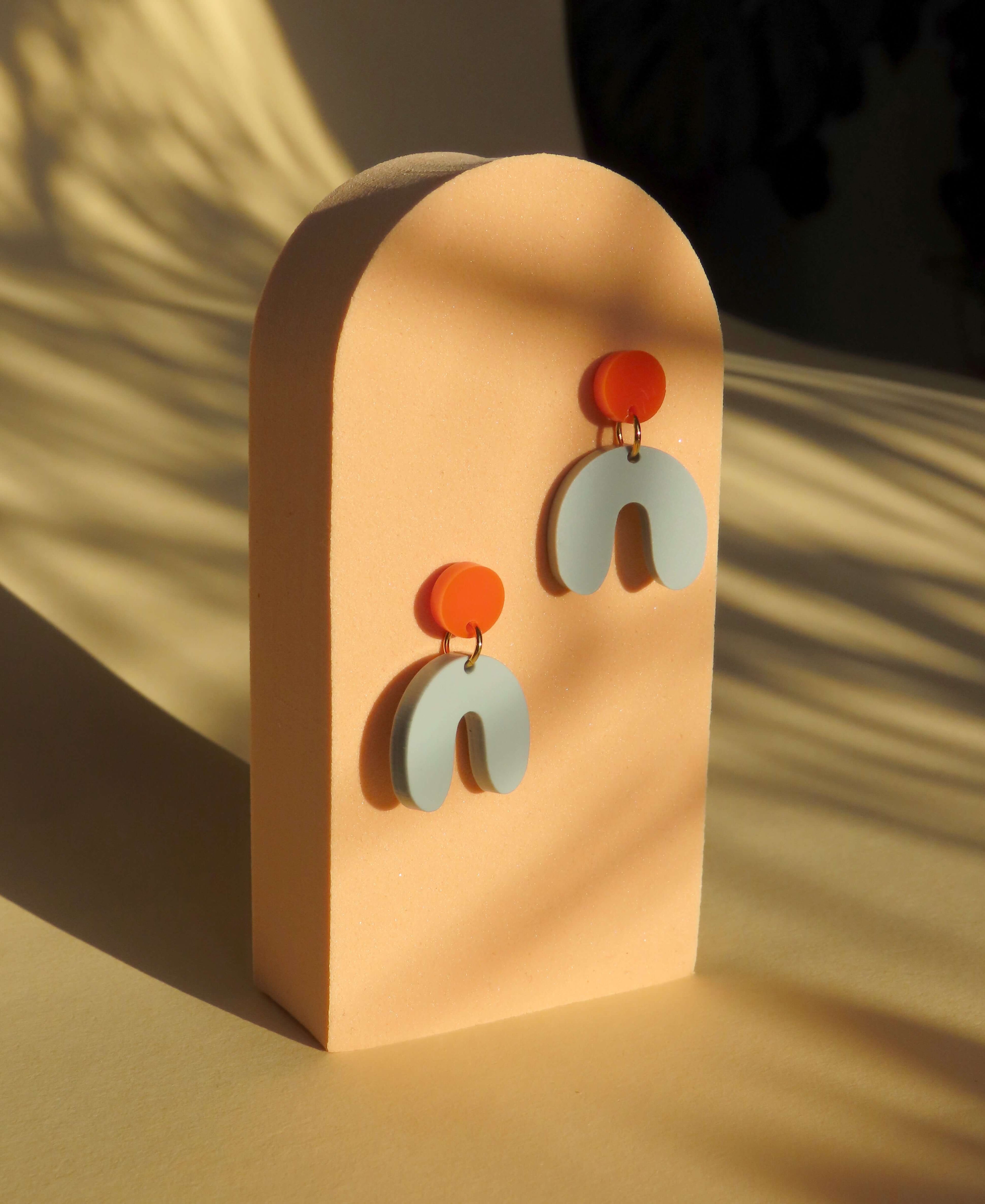 Kleine Arch Bogen Ohrringe in orange salbei