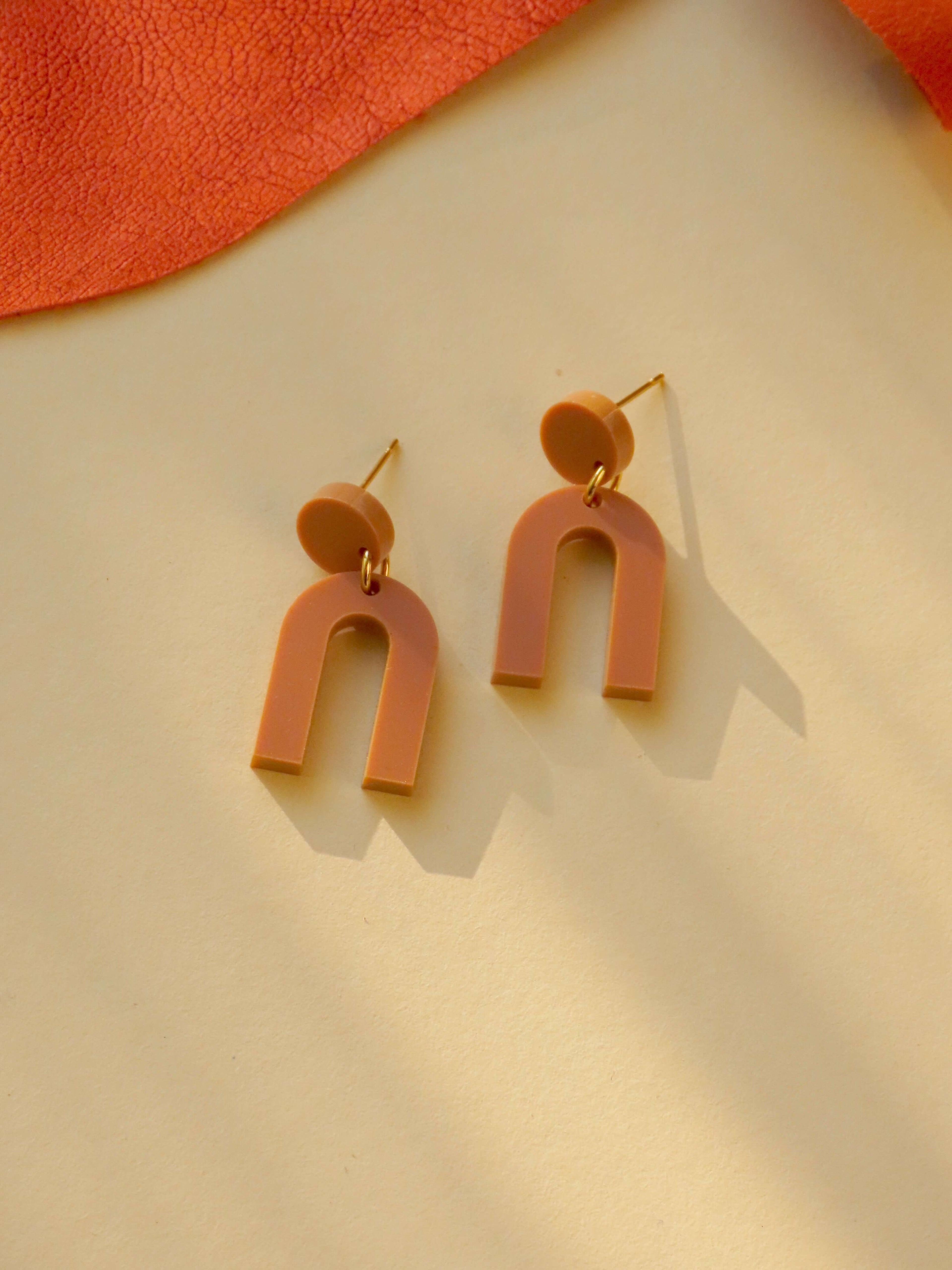 Mini Arch Acryl Ohrringe mit Edelstahlstecker in terracotta