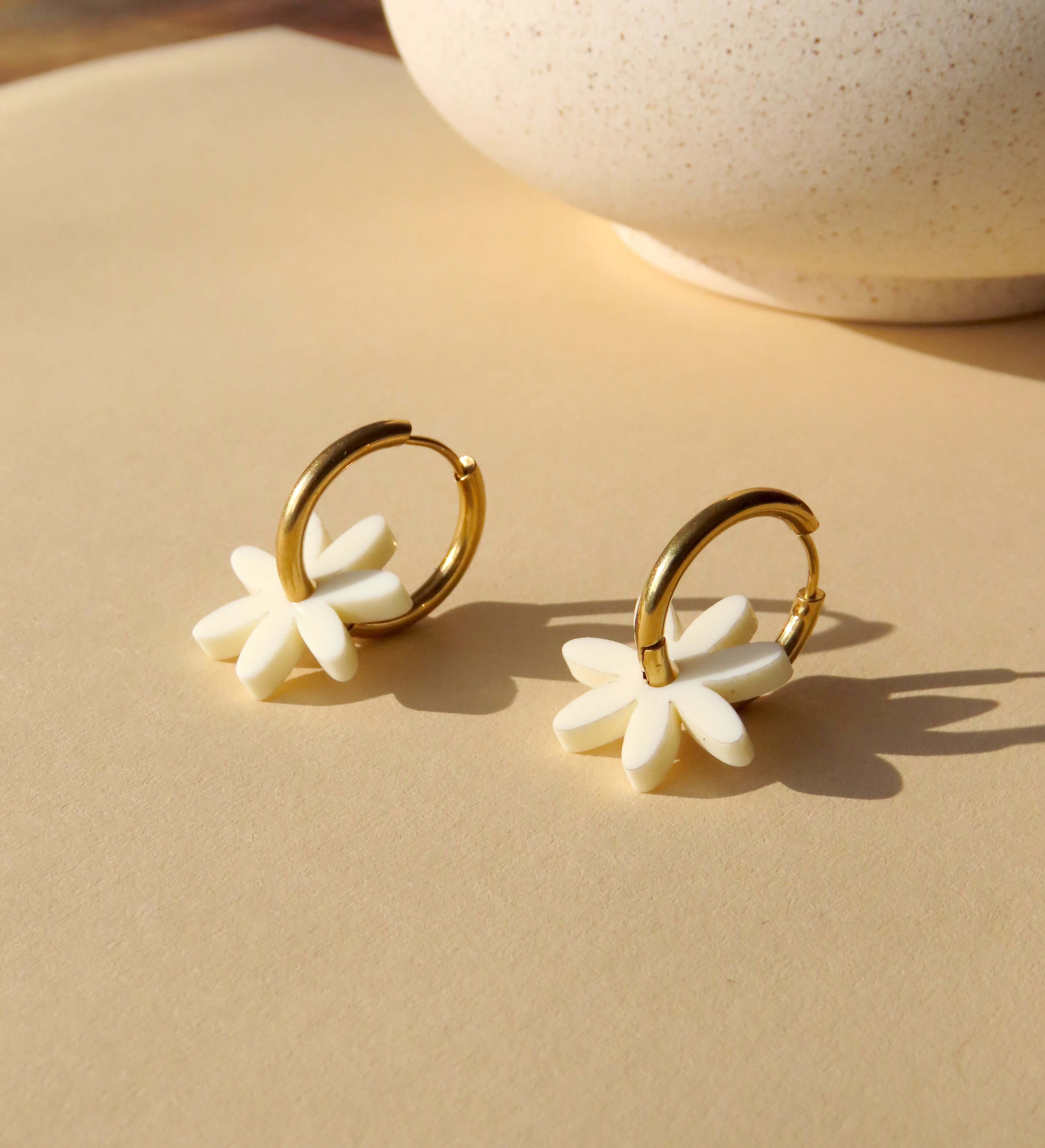Weiße Margarite Edelstahl Hoops
