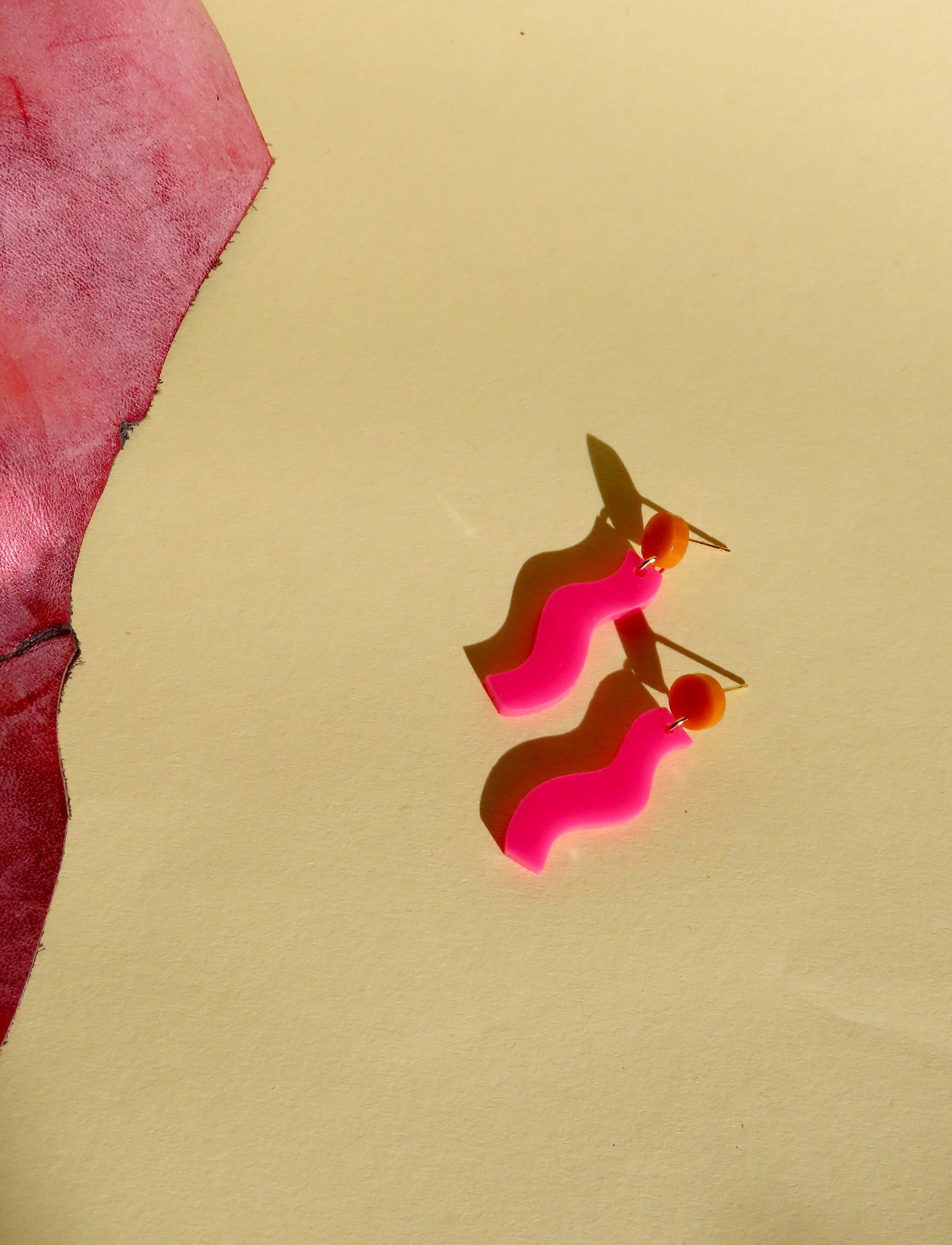 Wormly Ohrringe mit Edelstahl Steckern in orange pink
