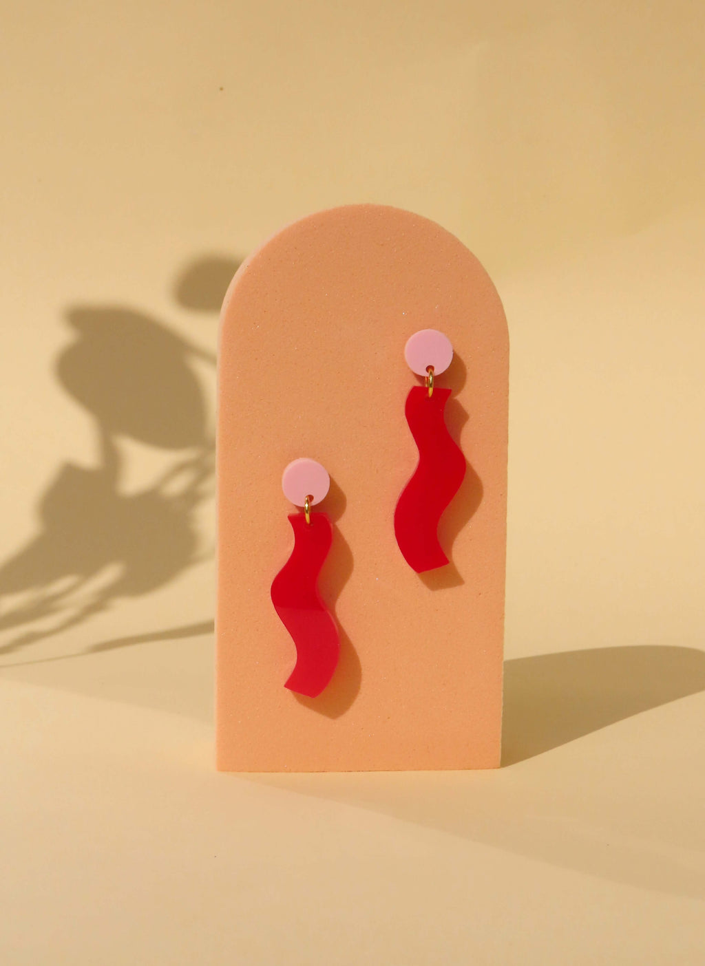 Wormly Ohrringe mit Edelstahl Steckern in rosa rot